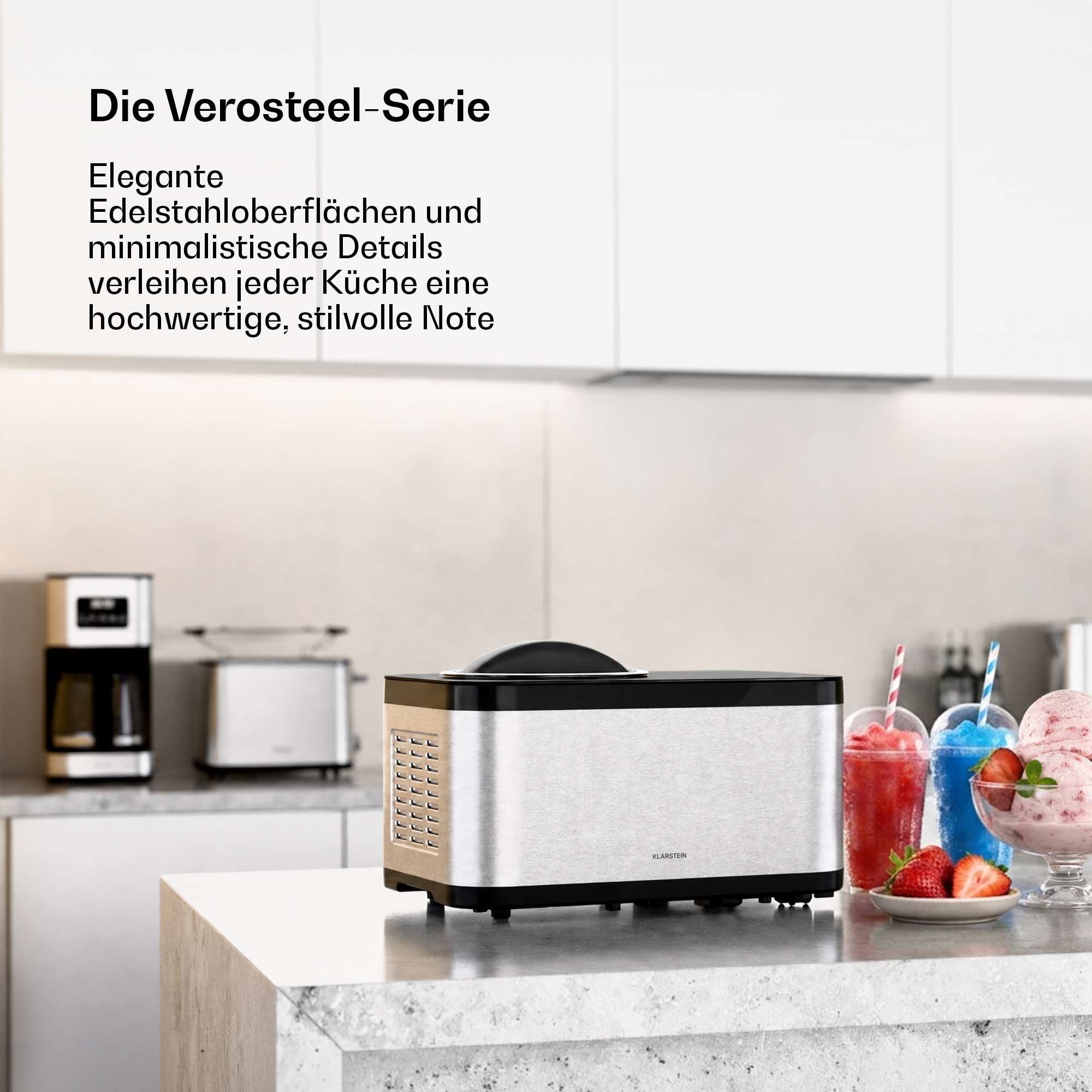 Klarstein Eismaschine auf moderner Küchentheke mit Getränken, Eisbecher und Kaffeemaschine im Hintergrund.