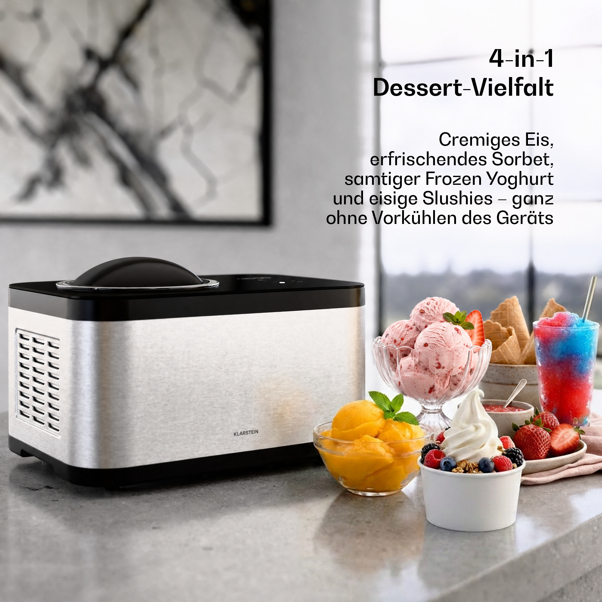 Klarstein Eismaschine auf einer Küchenzeile mit verschiedenen Desserts wie Eis, Sorbet und Slushies daneben.