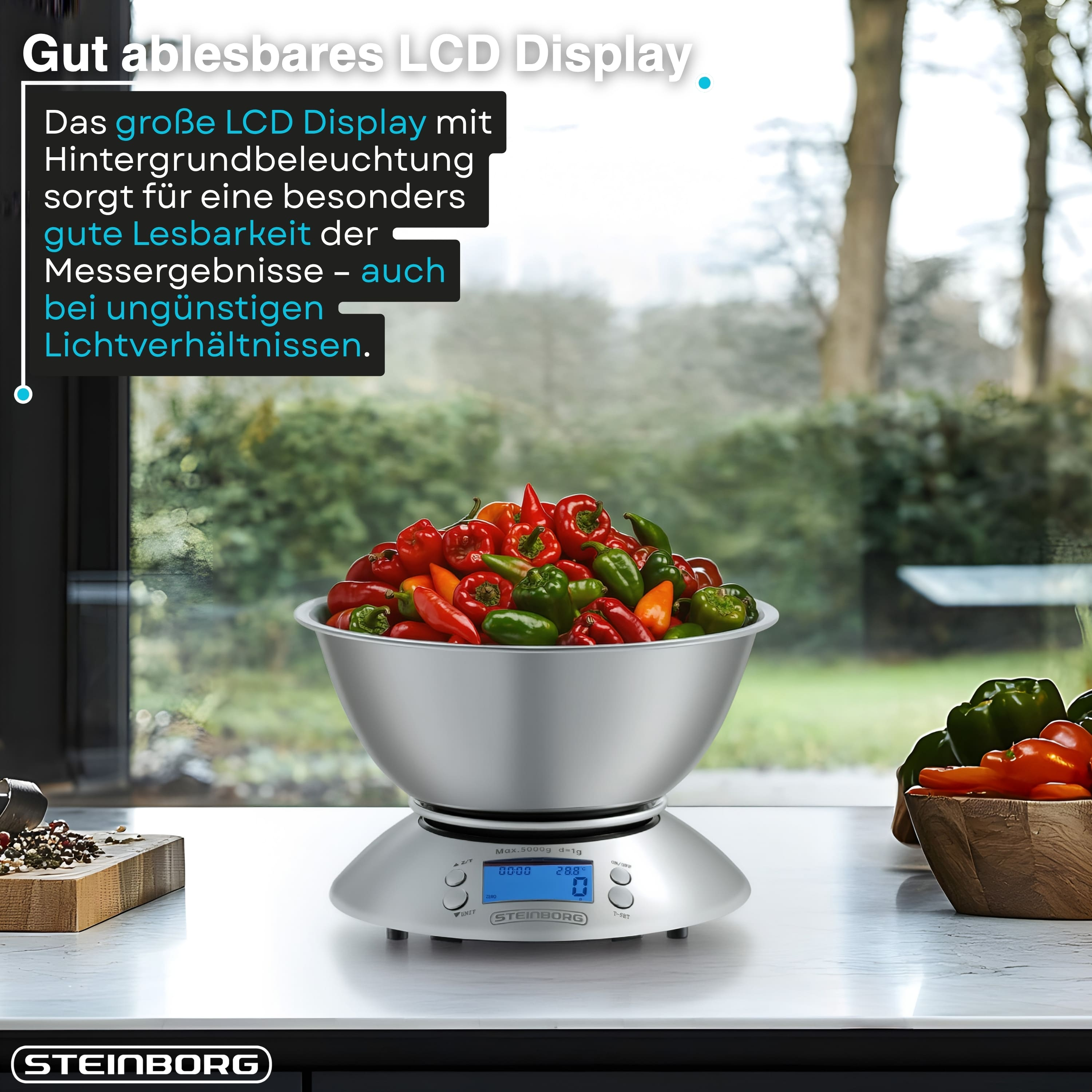 Digitale Küchenwaage in Silber mit einer großen Schüssel voller roter und grüner Paprika auf einer Arbeitsplatte.