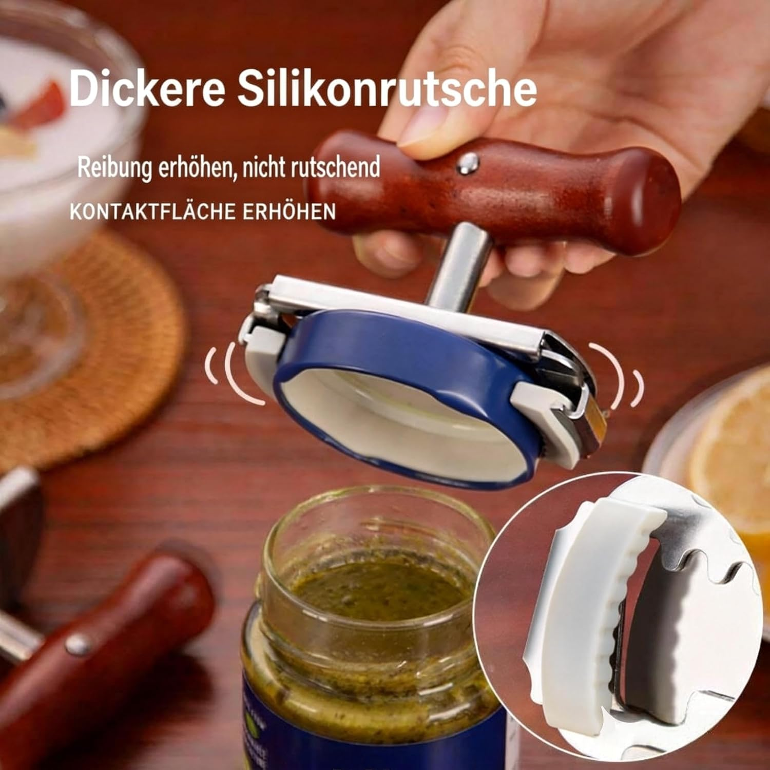 Hand hält einen blauen und silbernen Glasöffner mit Holzgriff über einem offenen Glas.