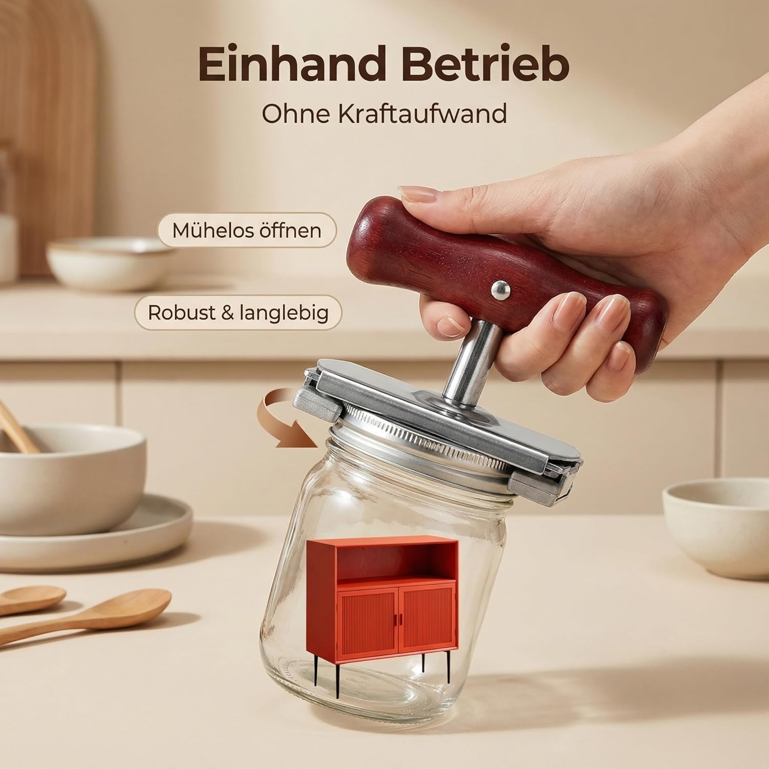 Eine Hand öffnet ein Glas mit einem Holzgriff-Öffner in der Küche.