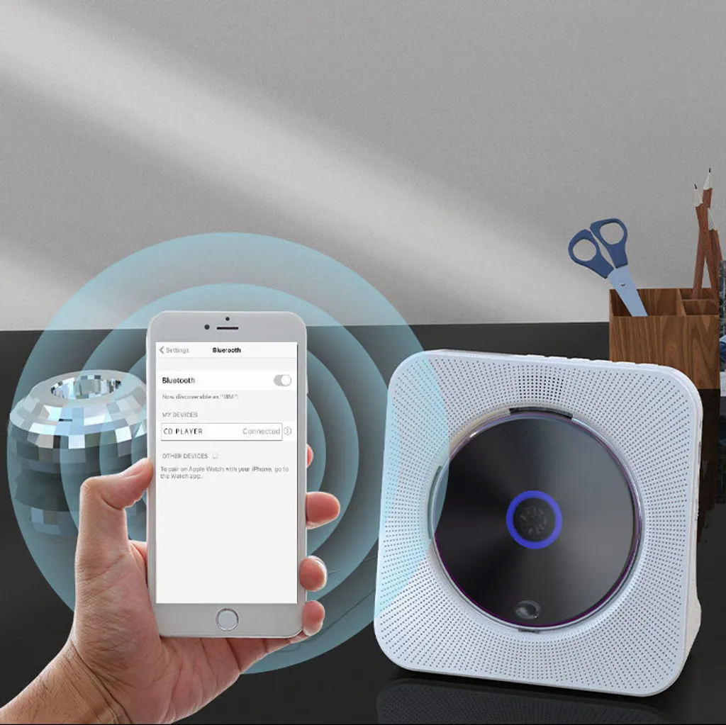 Handy zeigt Bluetooth-Verbindung zu einem weißen CD-Player auf dem Tisch.
