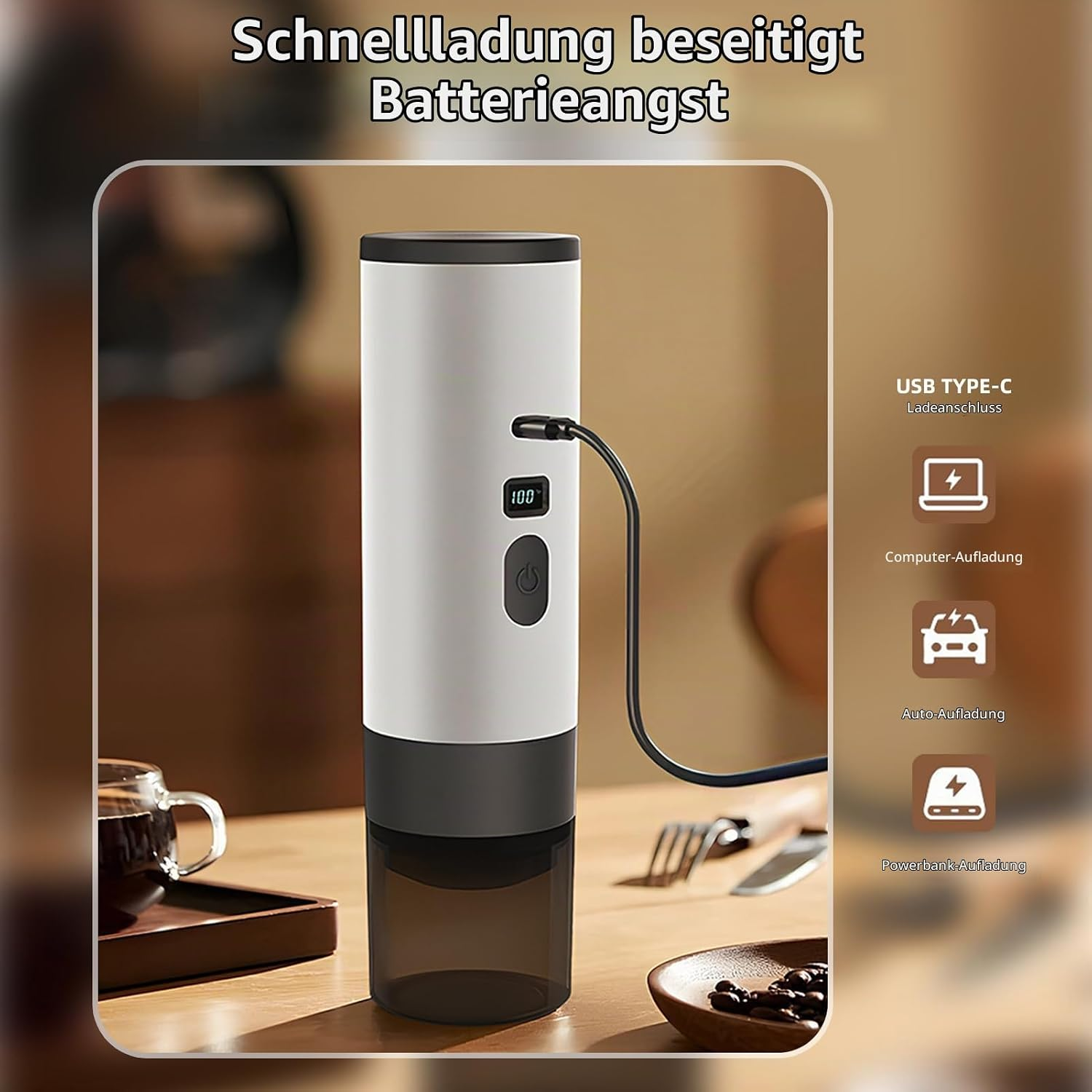 Eine weiß-schwarze tragbare Kaffeemühle mit USB-Ladekabel auf einem Holztisch.