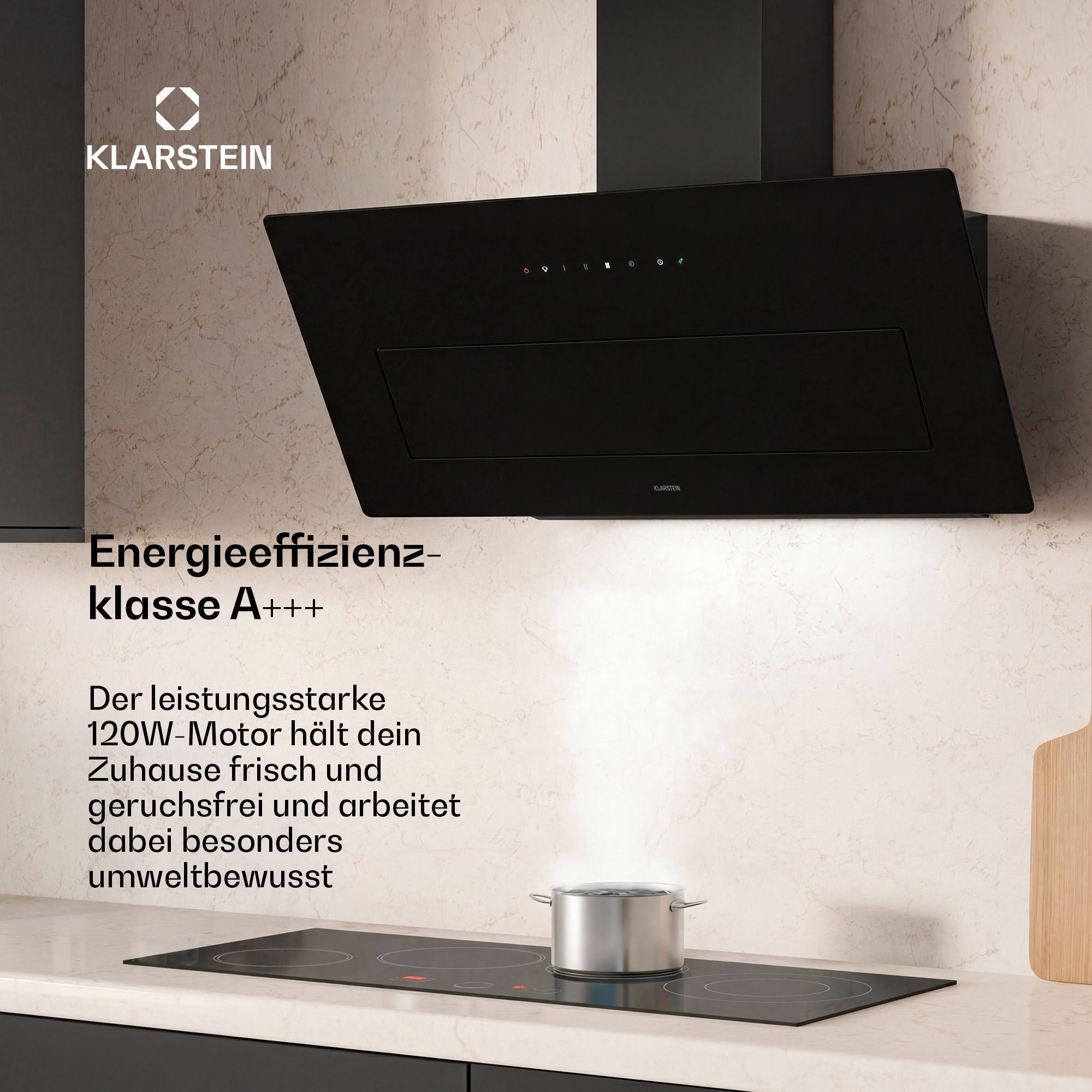 Schwarze Klarstein Dunstabzugshaube über einem Induktionskochfeld mit Dampf aus einem Topf.