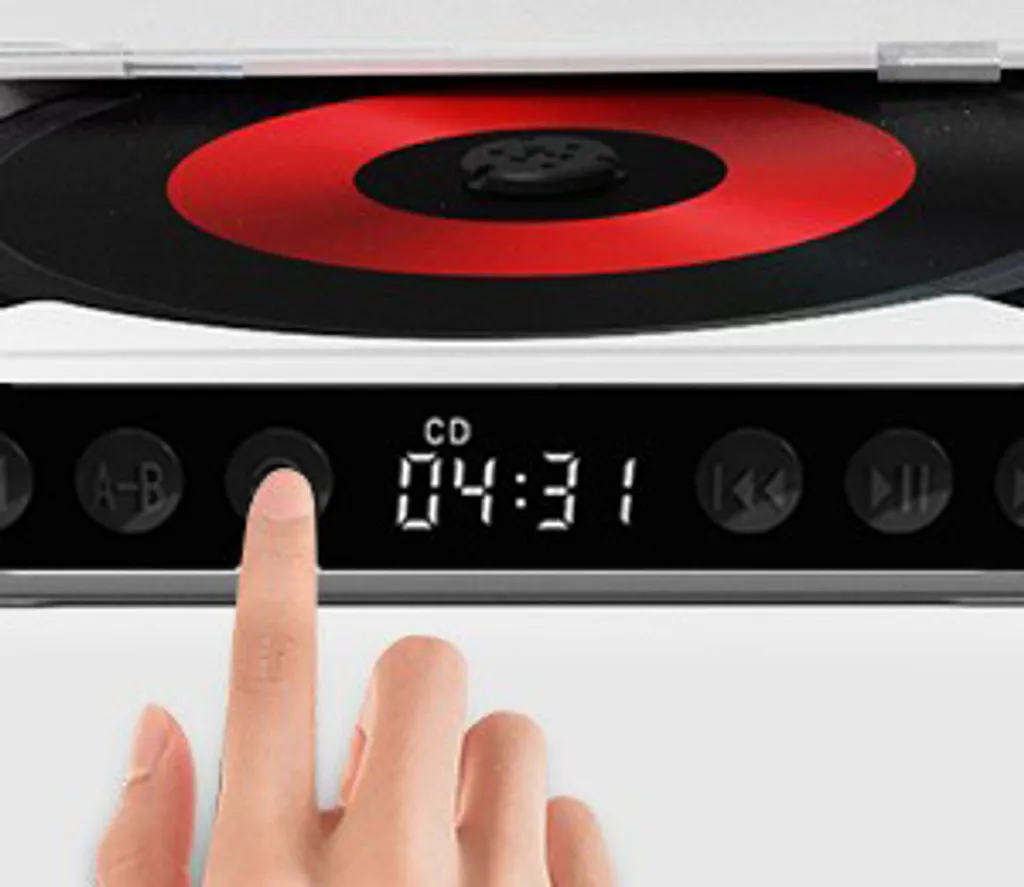 Eine Hand drückt einen Knopf am CD-Player, der ein Display mit der Zeit 04:31 und eine rot-schwarze CD zeigt.