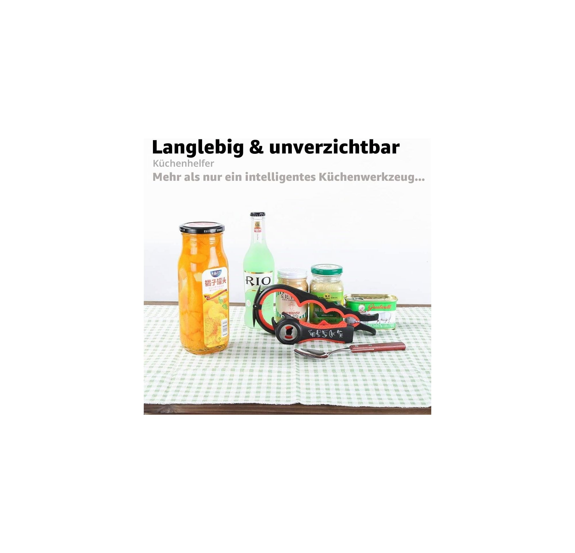 Ein rot-schwarzer Küchenöffner auf einem Tisch, umgeben von Flaschen und Dosen, mit Text oben.