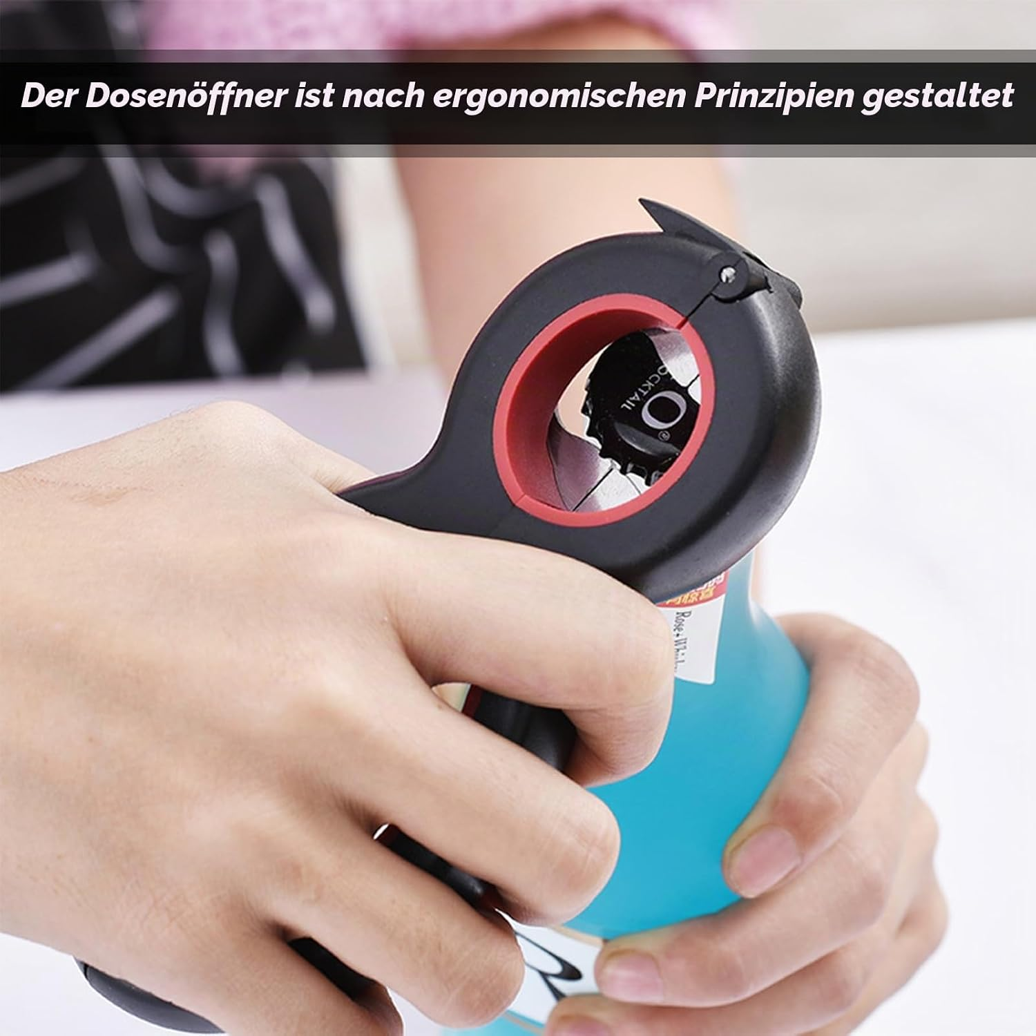 Eine Person benutzt einen schwarz-roten Multifunktions-Flaschenöffner, um eine blaue Flasche zu öffnen.