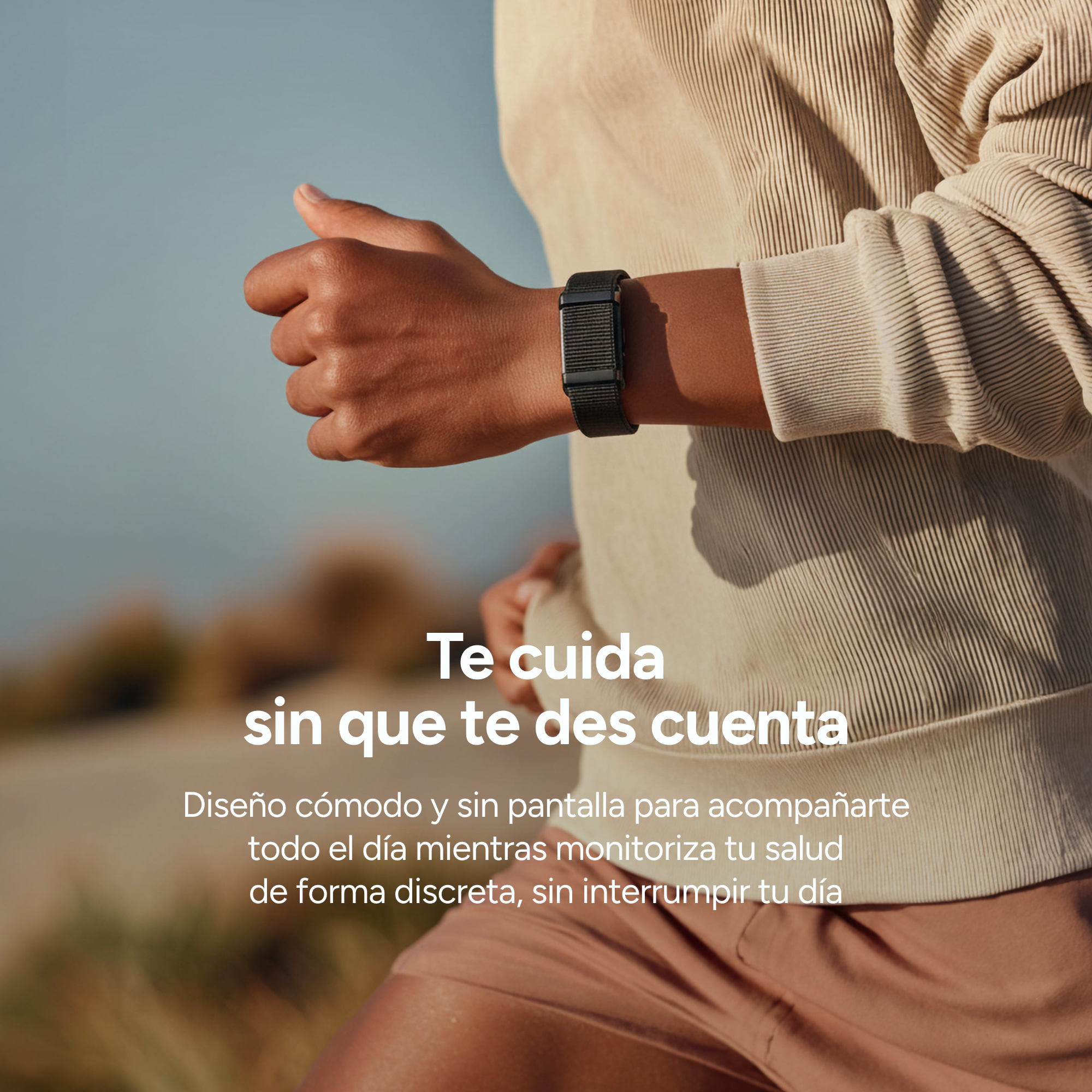 Una persona con ropa beis y una pulsera de actividad negra corre al aire libre con texto superpuesto.