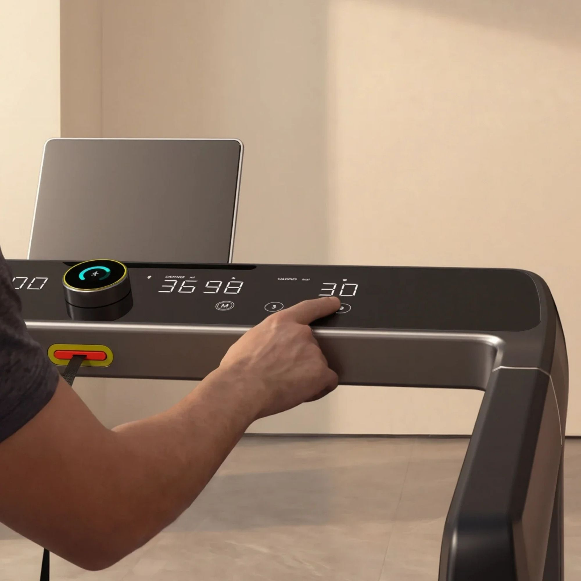 Mano tocando la pantalla digital de una caminadora moderna con pantallas y botones.