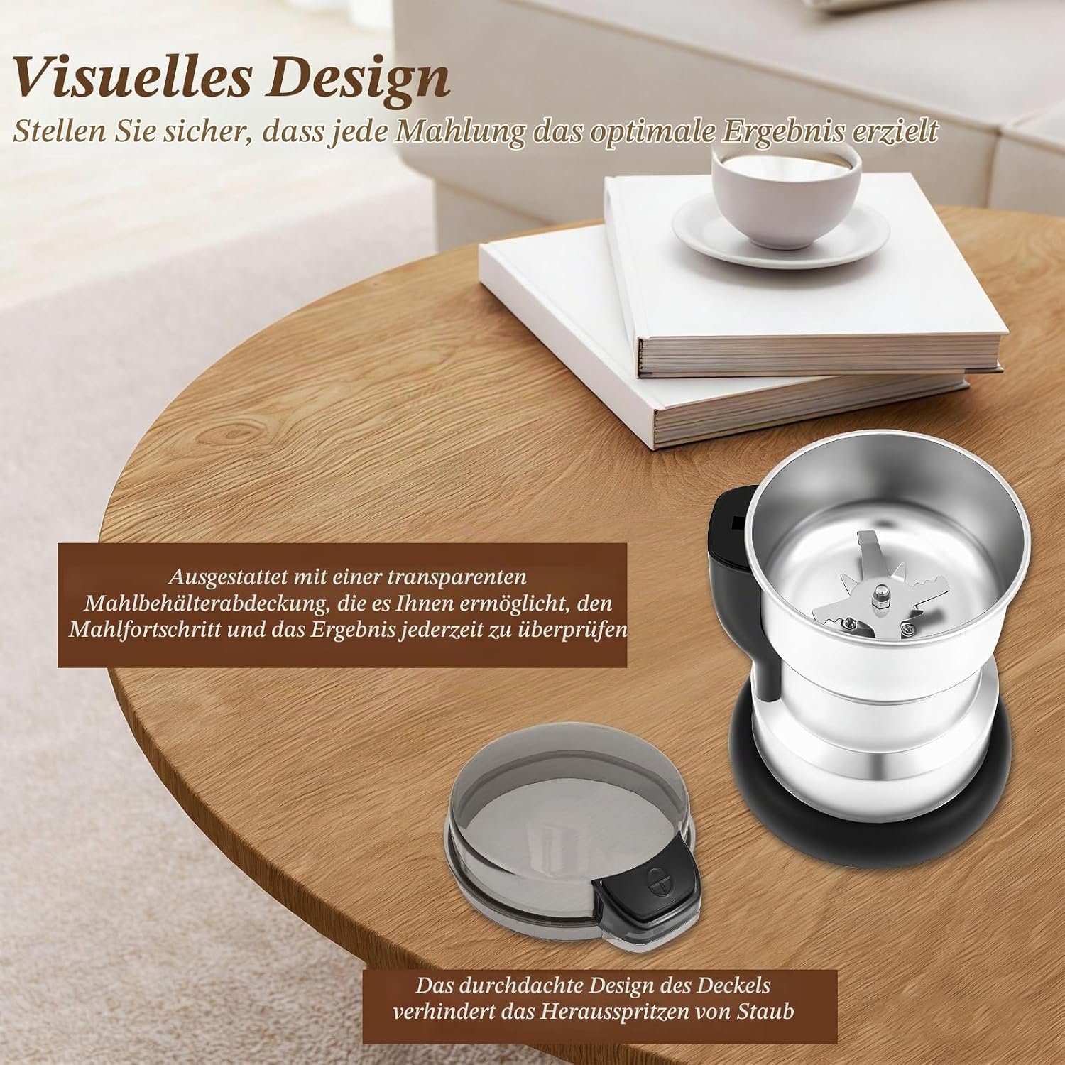 Eine silberne Kaffeemühle und Deckel auf Holztisch mit Büchern und Tasse im Hintergrund.