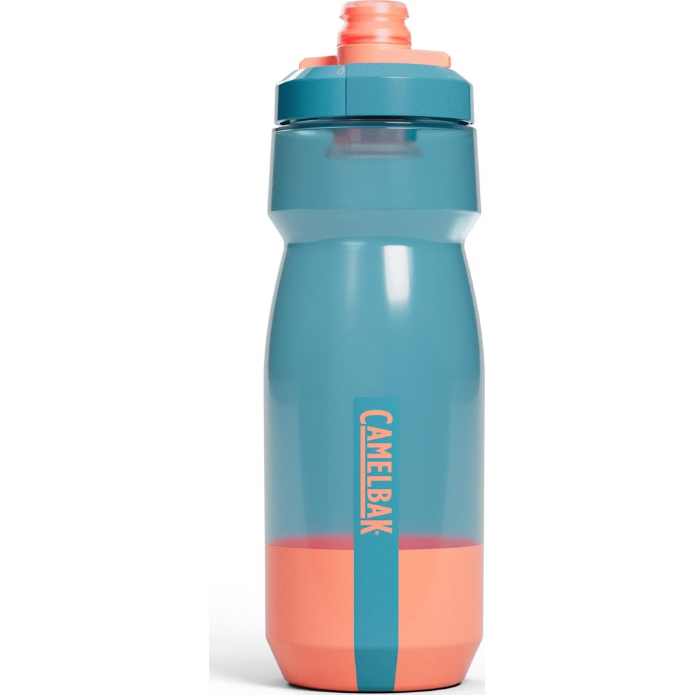 Eine türkisfarbene CamelBak-Flasche mit orangefarbenem Verschluss und Boden auf weißem Hintergrund.