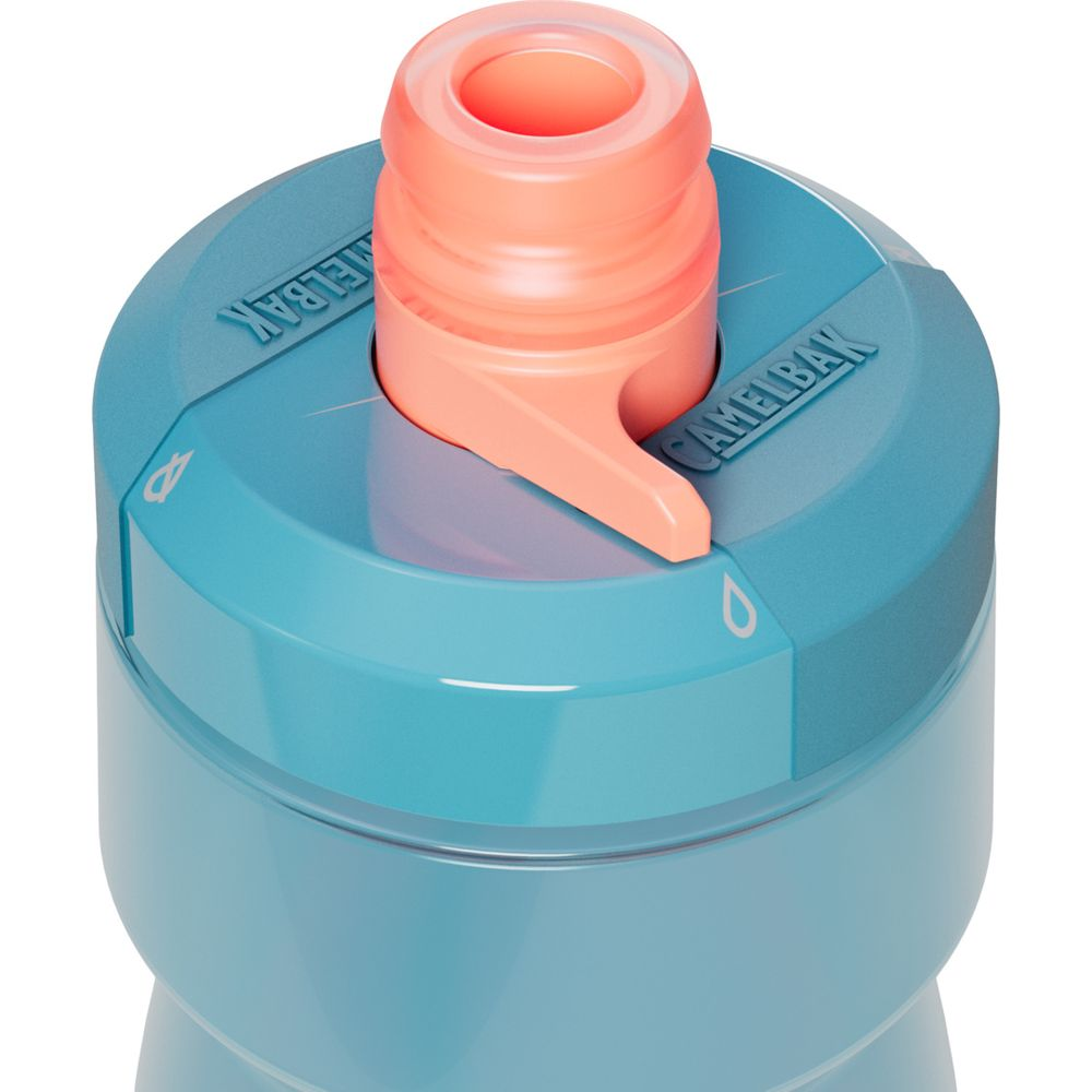 Nahaufnahme eines blauen CamelBak-Trinkflaschendeckels mit korallenrotem Mundstück auf weißem Hintergrund.