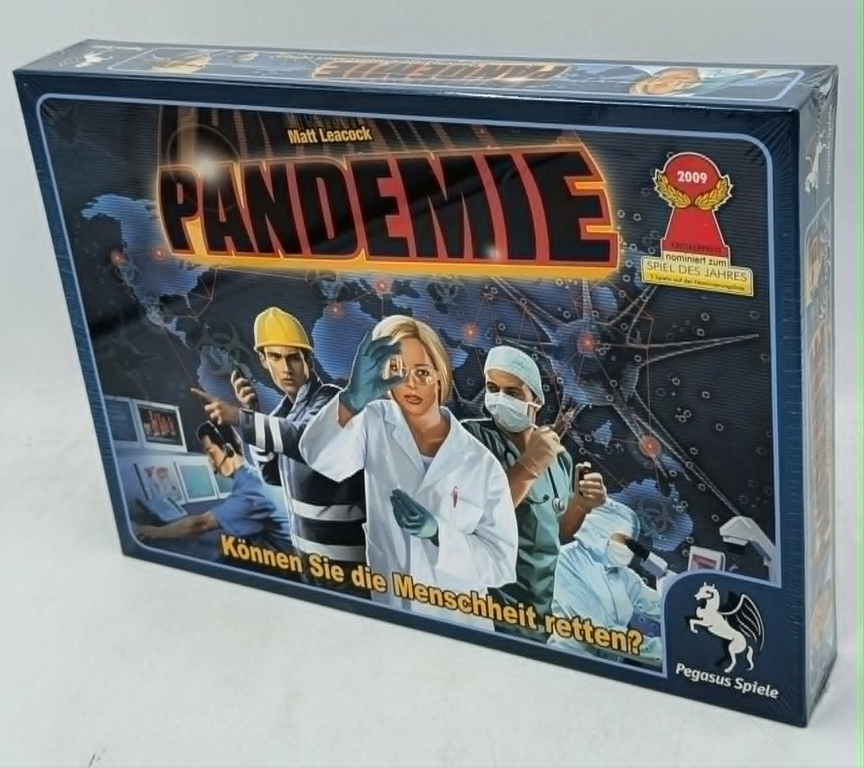 Die Brettspielbox Pandemie zeigt Wissenschaftler und eine Weltkarte im Hintergrund.