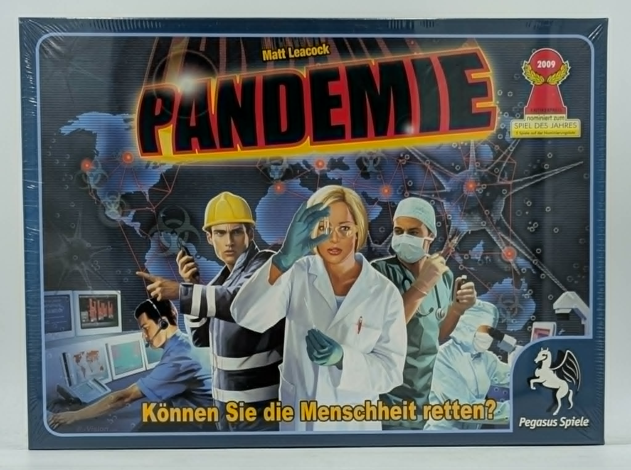 Die Brettspielverpackung zeigt das Spiel Pandemie mit Wissenschaftlern und einer Weltkarte im Hintergrund.
