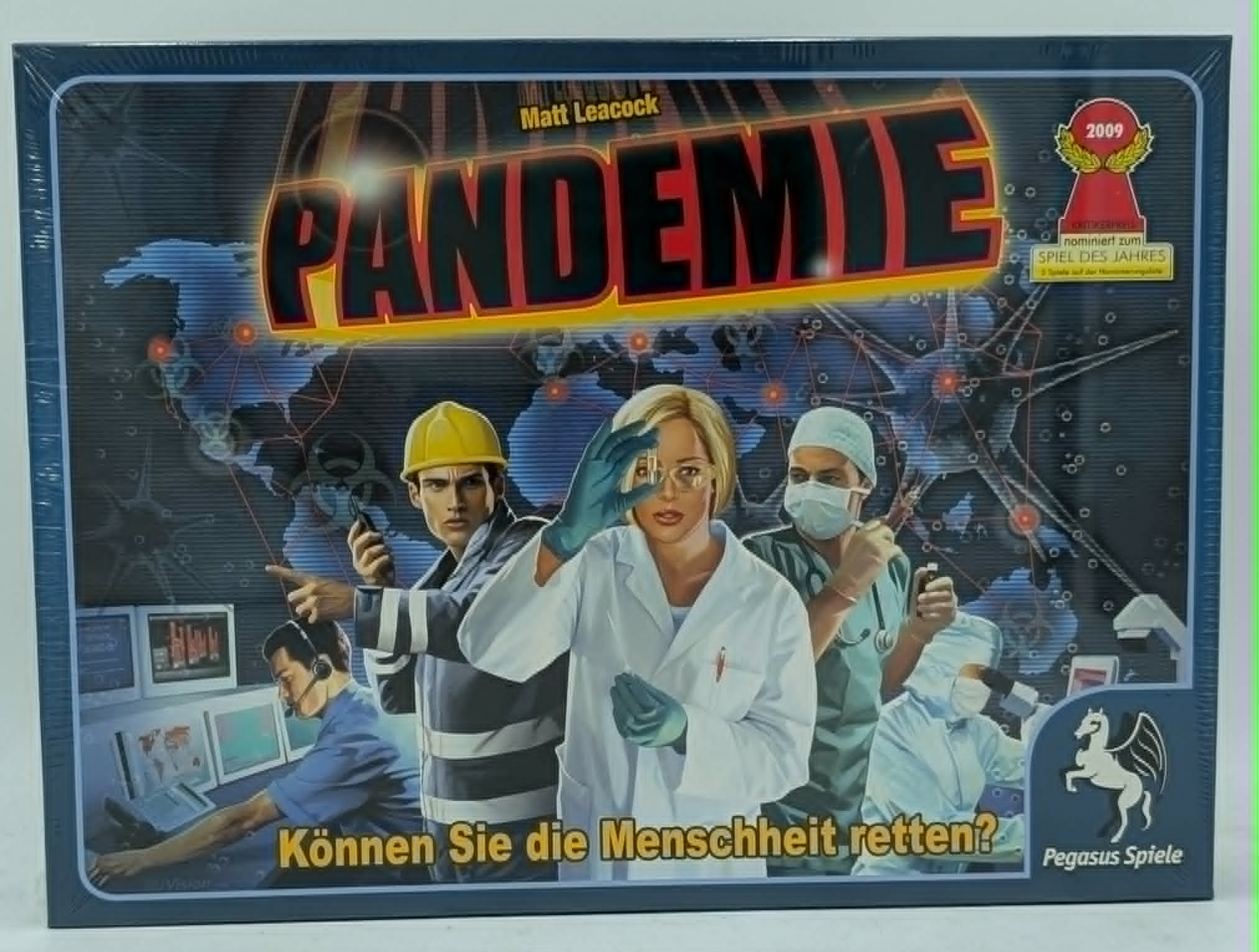 Brettspiel-Cover von Pandemie mit Wissenschaftlern, Weltkarte im Hintergrund und dem Titel Pandemie.