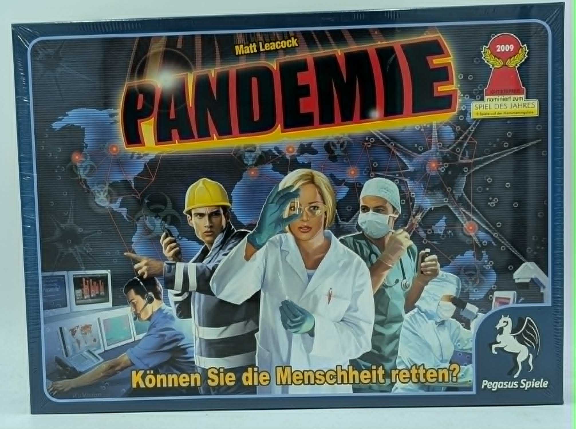 Brettspiel-Schachtel 'Pandemie' mit Wissenschaftlern vor einer Weltkarte und dem Schriftzug 'Können Sie die Menschheit retten?'.