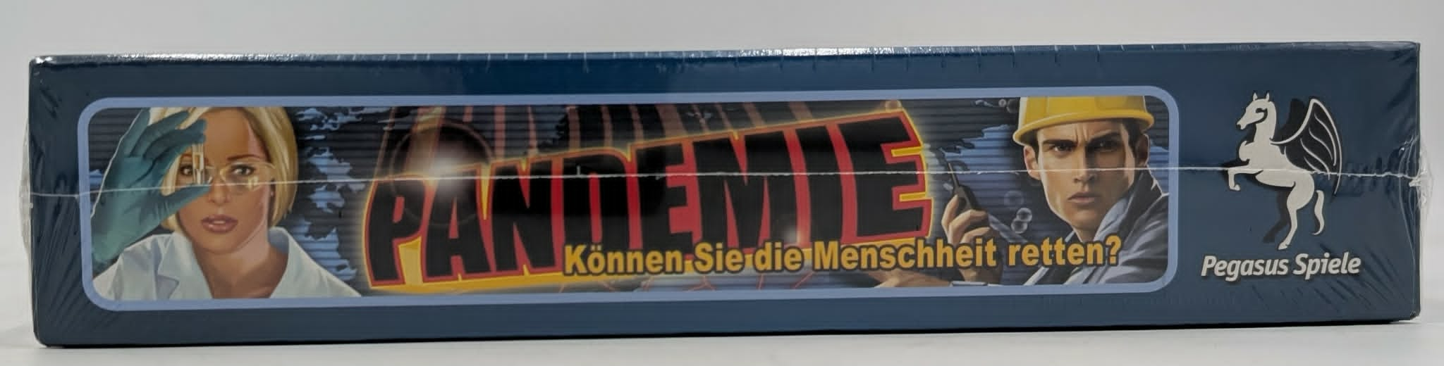 Seitenansicht der Pandemie Brettspielbox mit Charakteren und dem Pegasus Spiele Logo.