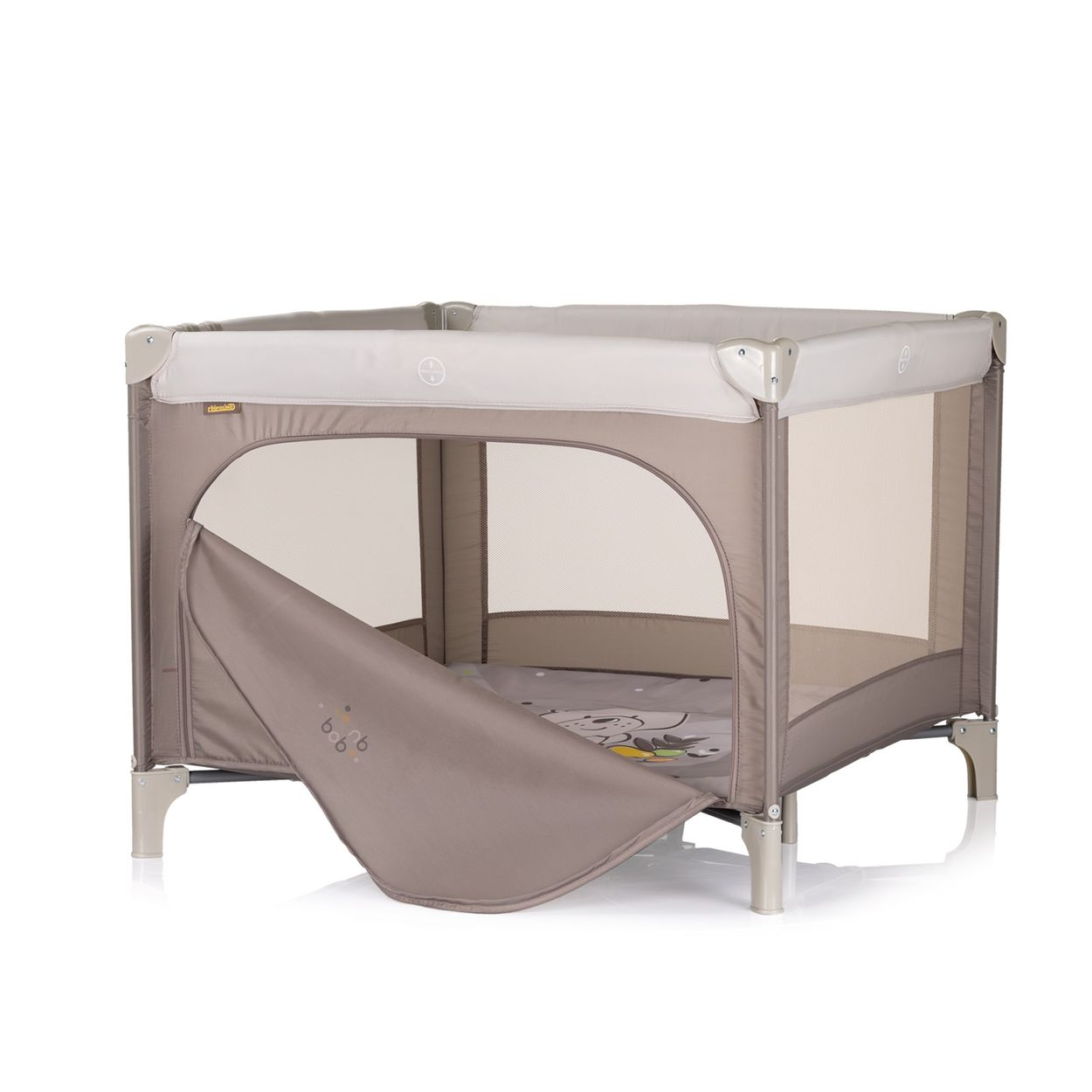 Beigefarbener Laufstall für Babys mit Netzfenster und gemusterter Matte vor einem weißen Hintergrund.