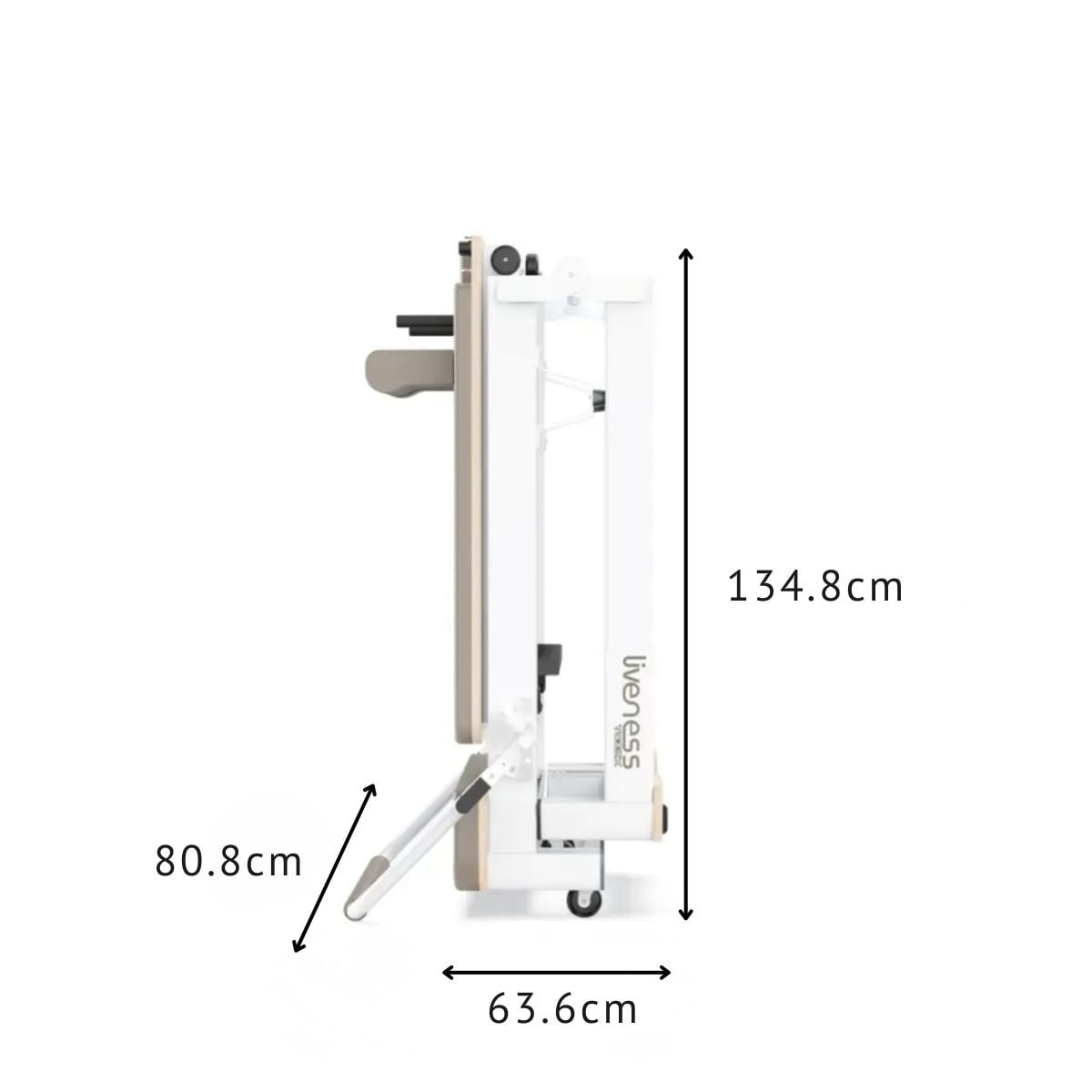 Zijaanzicht van een opgevouwen fitnessapparaat met afmetingen: hoogte 134,8 cm, breedte 63,6 cm, arm 80,8 cm.