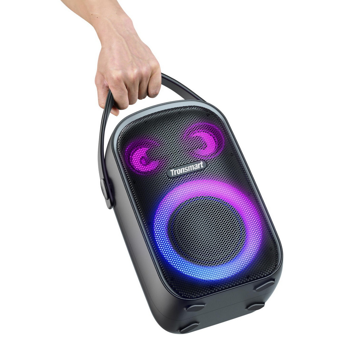 Eine Hand hält einen tragbaren schwarzen Tronsmart-Lautsprecher mit runden violetten und blauen Lichtern.