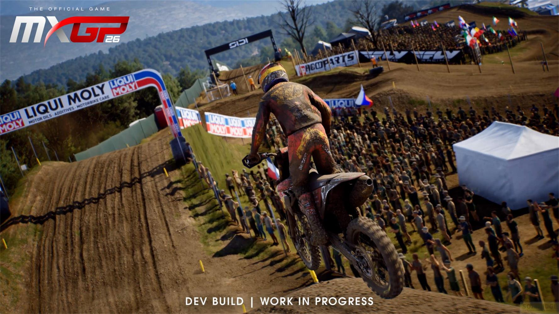 Ein Motocross-Fahrer springt über eine Schanze vor einer jubelnden Zuschauermenge.