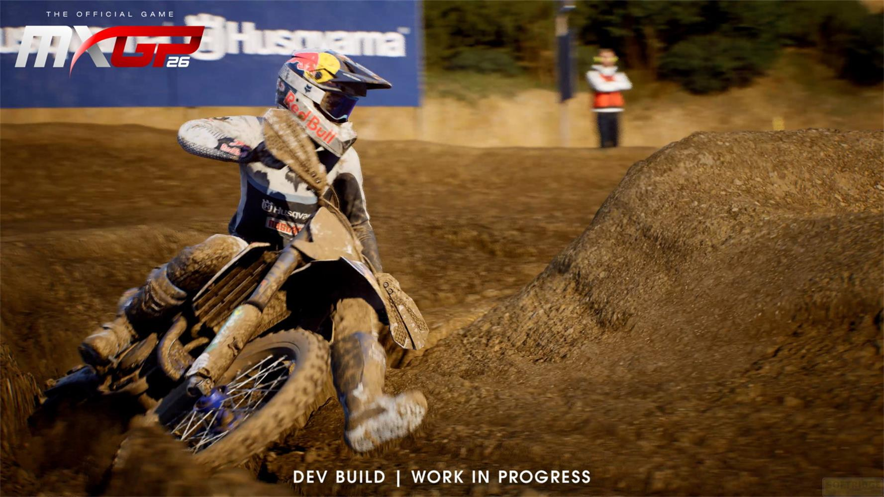 Ein Motocross-Fahrer auf einem schmutzigen Motorrad fährt auf einer sandigen Rennstrecke.