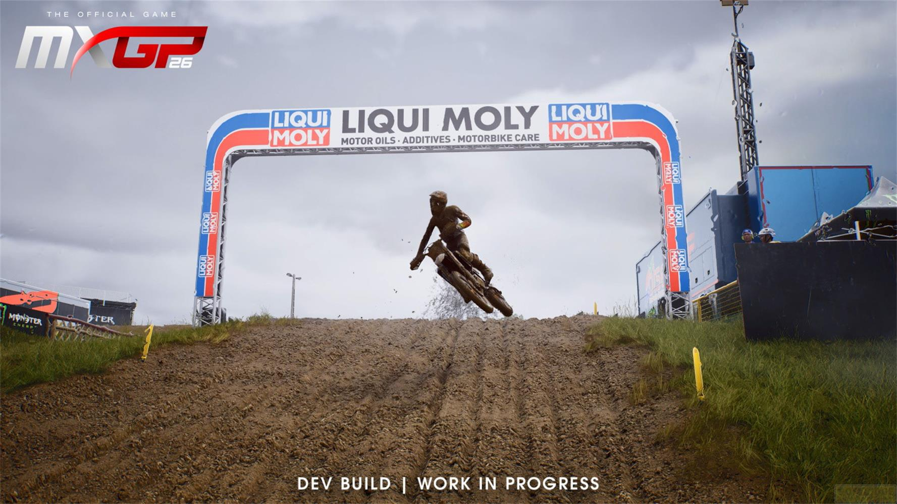 Ein Motocross-Fahrer springt mit seinem Motorrad über eine Schanze unter einem Liqui-Moly-Bogen.