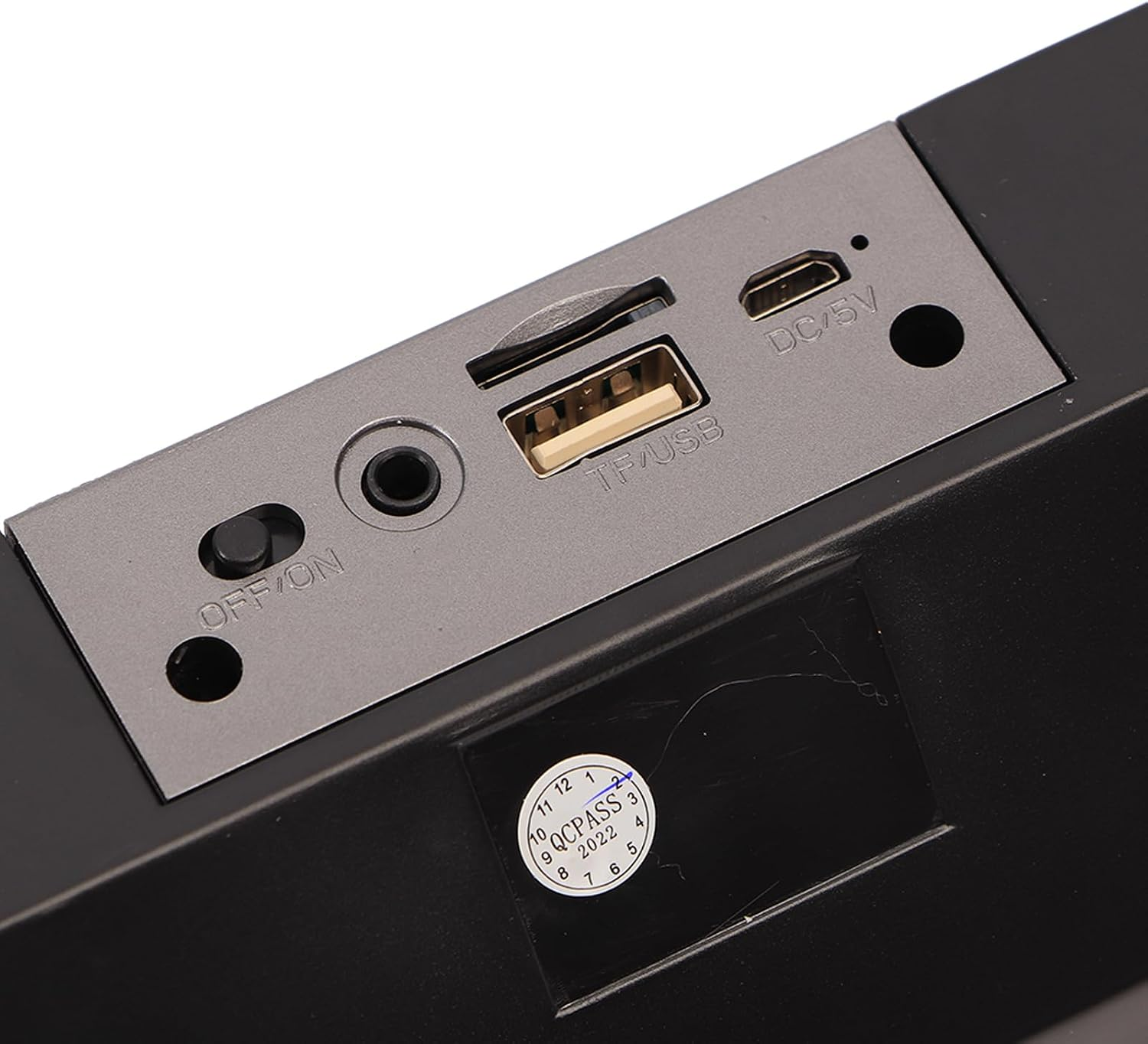 Seitenansicht eines elektronischen Geräts mit Ein-Aus-Schalter, Kopfhörerbuchse, USB-Anschluss, SD-Kartensteckplatz und DC/5V-Port.