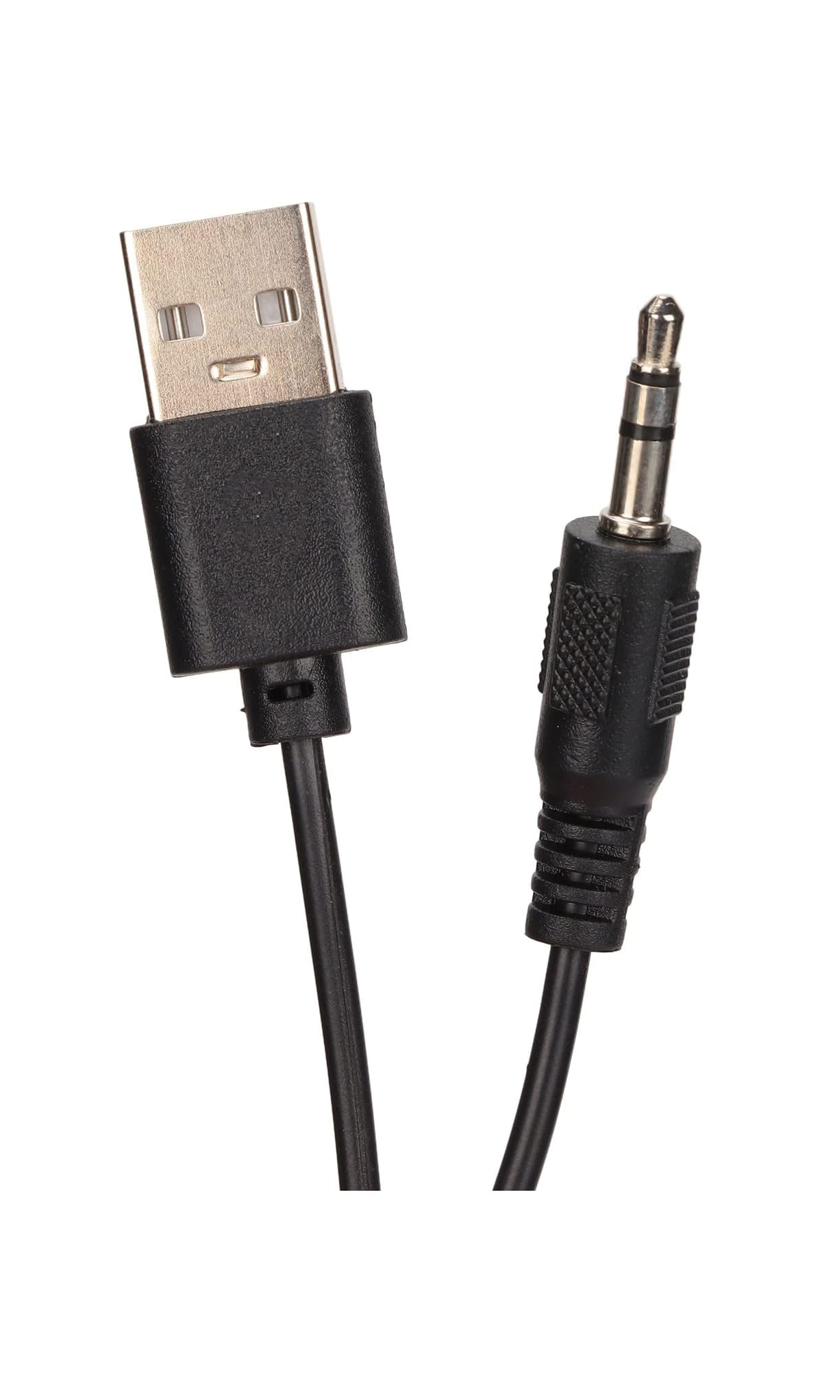 Ein schwarzes Kabel mit einem USB-A-Stecker auf der linken und einer 3,5-mm-Klinke auf der rechten Seite vor weißem Hintergrund.