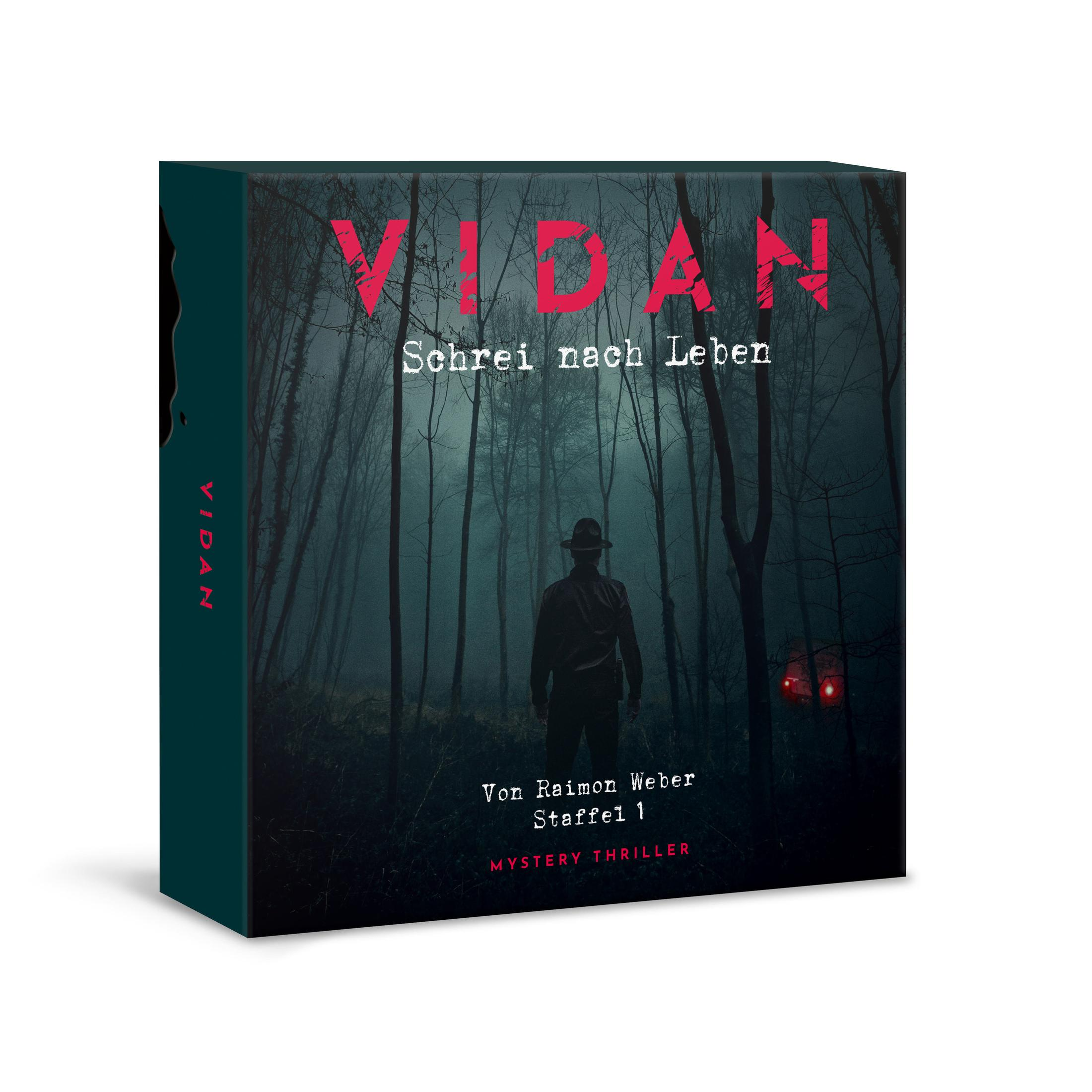 Ein mysteriöser Thriller-Hörspielkarton zeigt eine Silhouette im nebligen Wald mit roten Lichtern im Hintergrund.