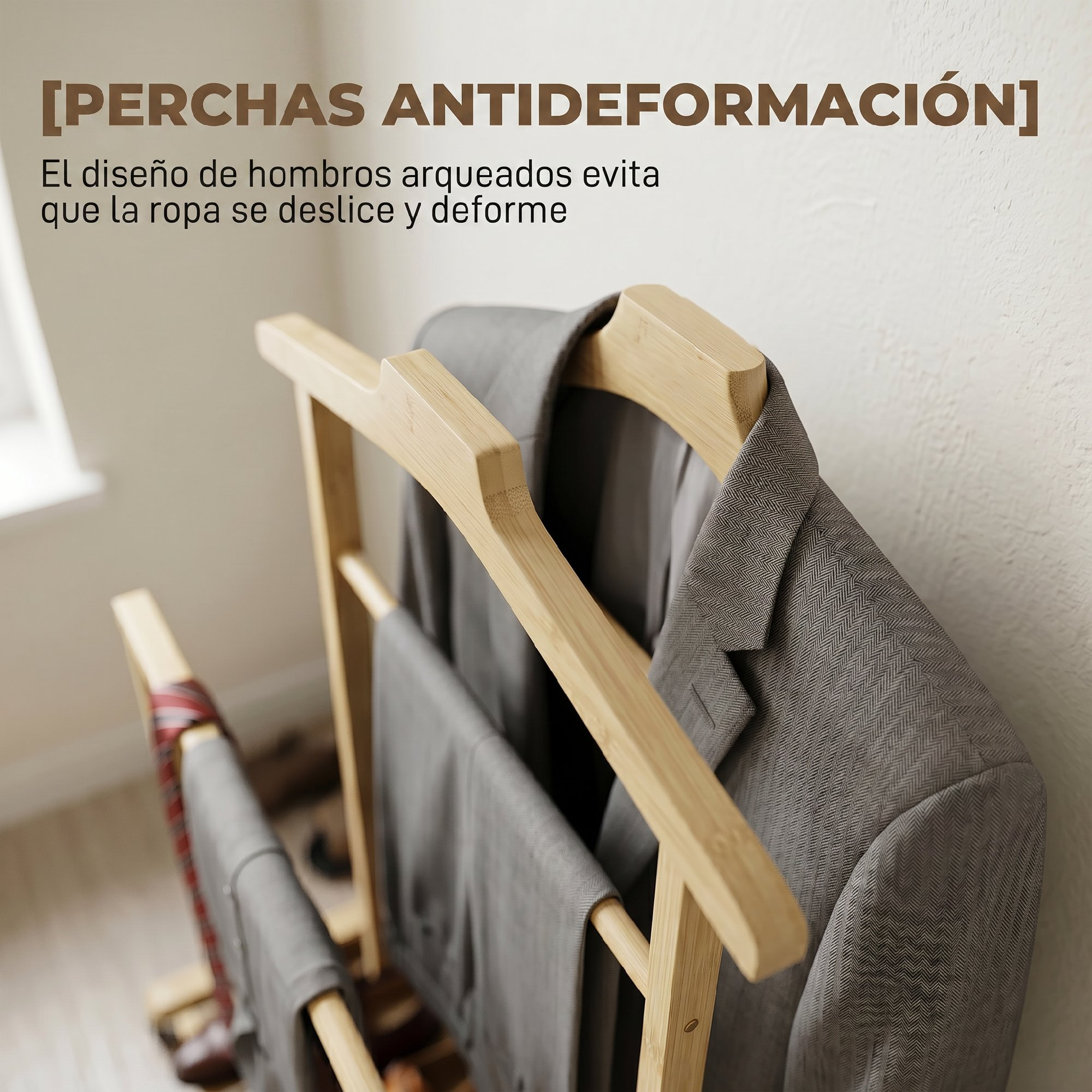 Un galán de noche de madera sostiene un traje gris, con texto en español.