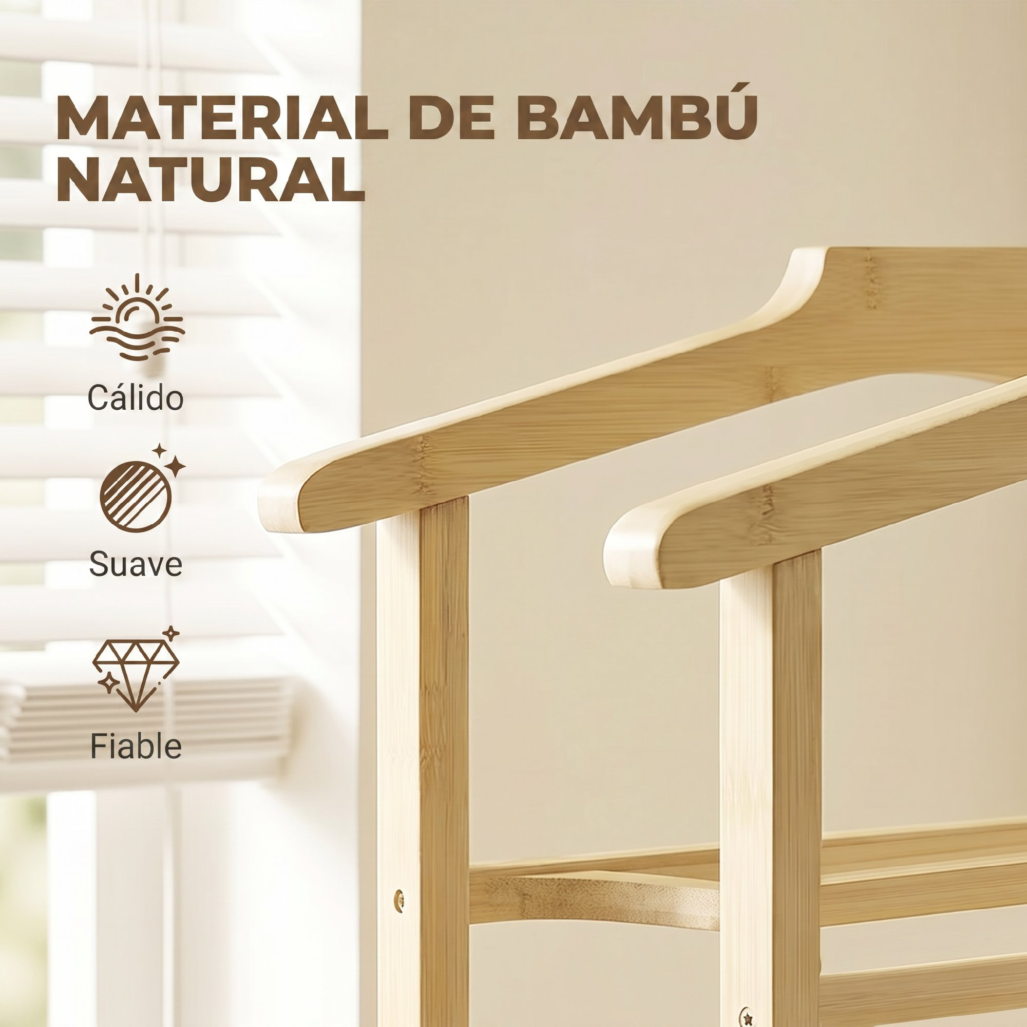 Primer plano de un mueble de bambú natural con texto e iconos a la izquierda frente a una ventana.