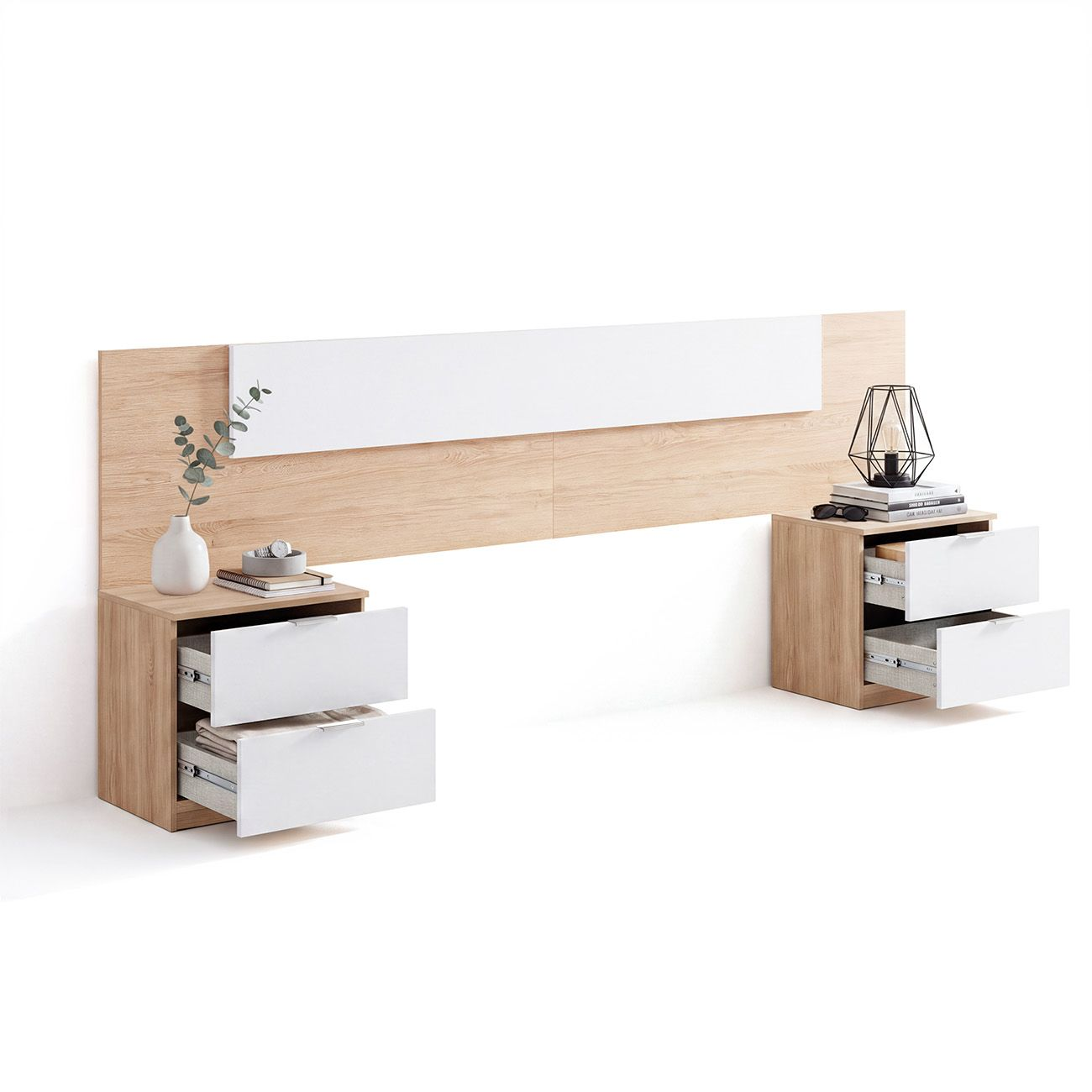 Un cabecero de madera con detalles blancos y dos mesitas de noche a juego con cajones abiertos y decoración.