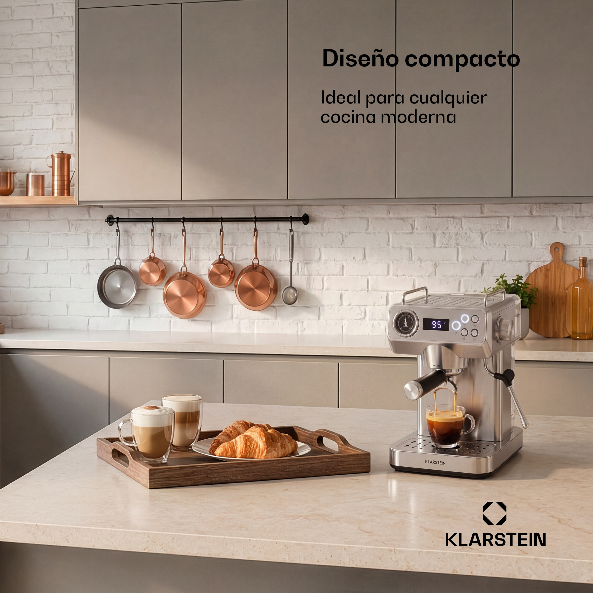 Eine silberne Espressomaschine auf einer Küchentheke gießt Kaffee in ein Glas. Ein Tablett enthält Croissants und zwei Lattes.