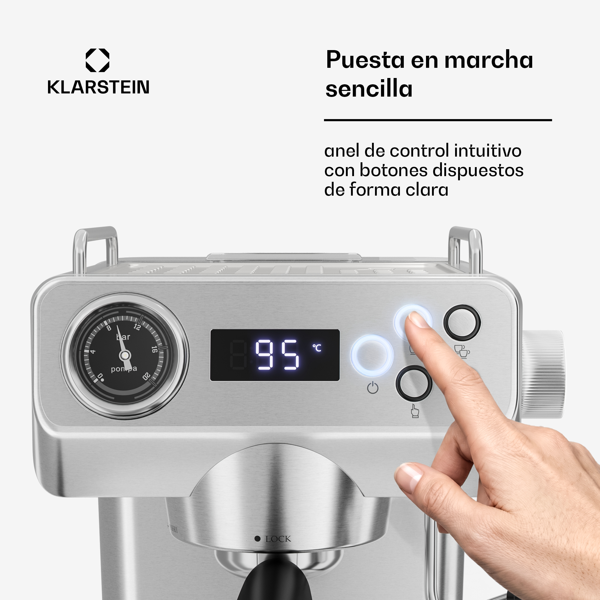 Hand drückt einen beleuchteten Knopf auf der Edelstahl-Bedienblende einer Kaffeemaschine mit digitaler Anzeige.