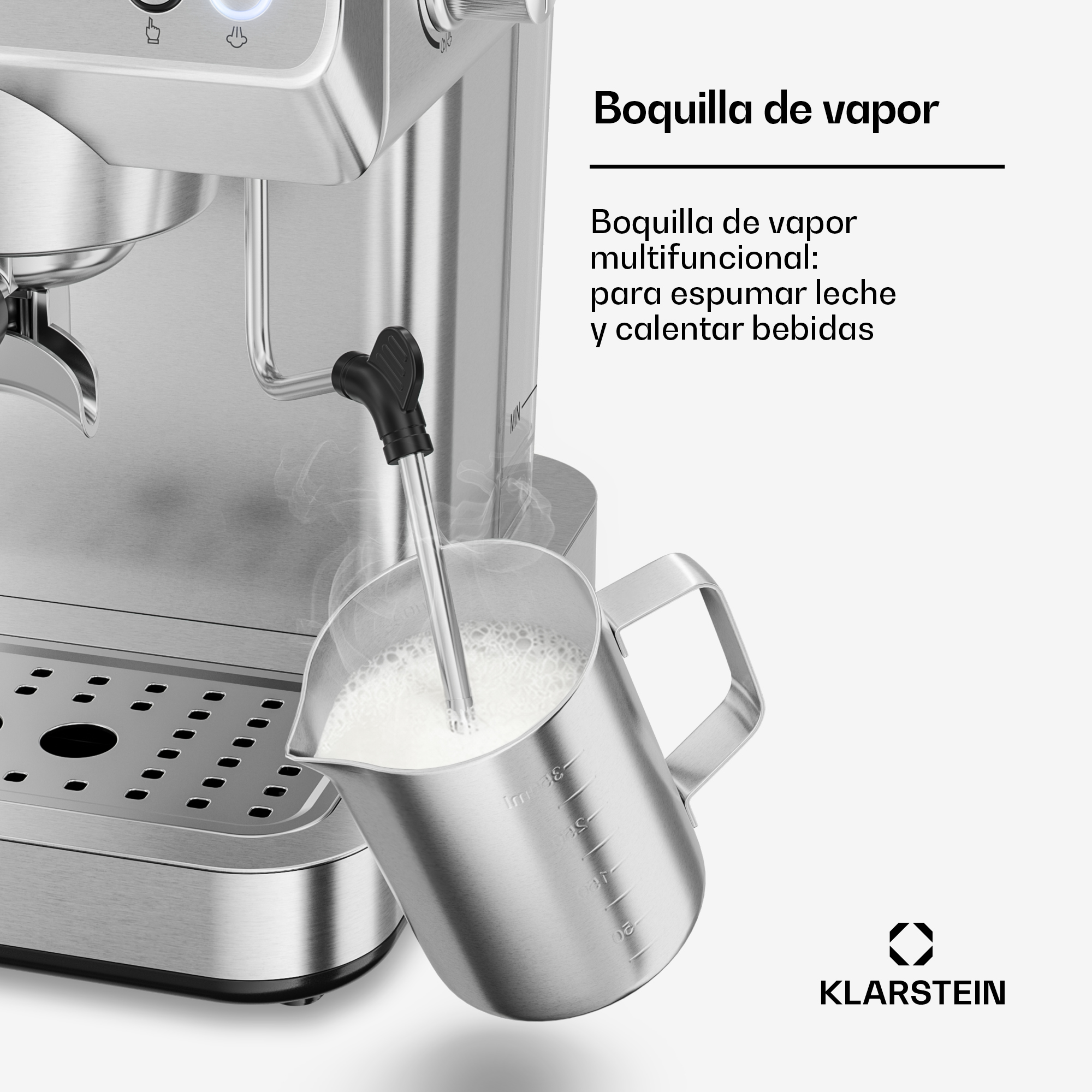Dampfdüse einer Espressomaschine schäumt Milch in einer Kanne auf.