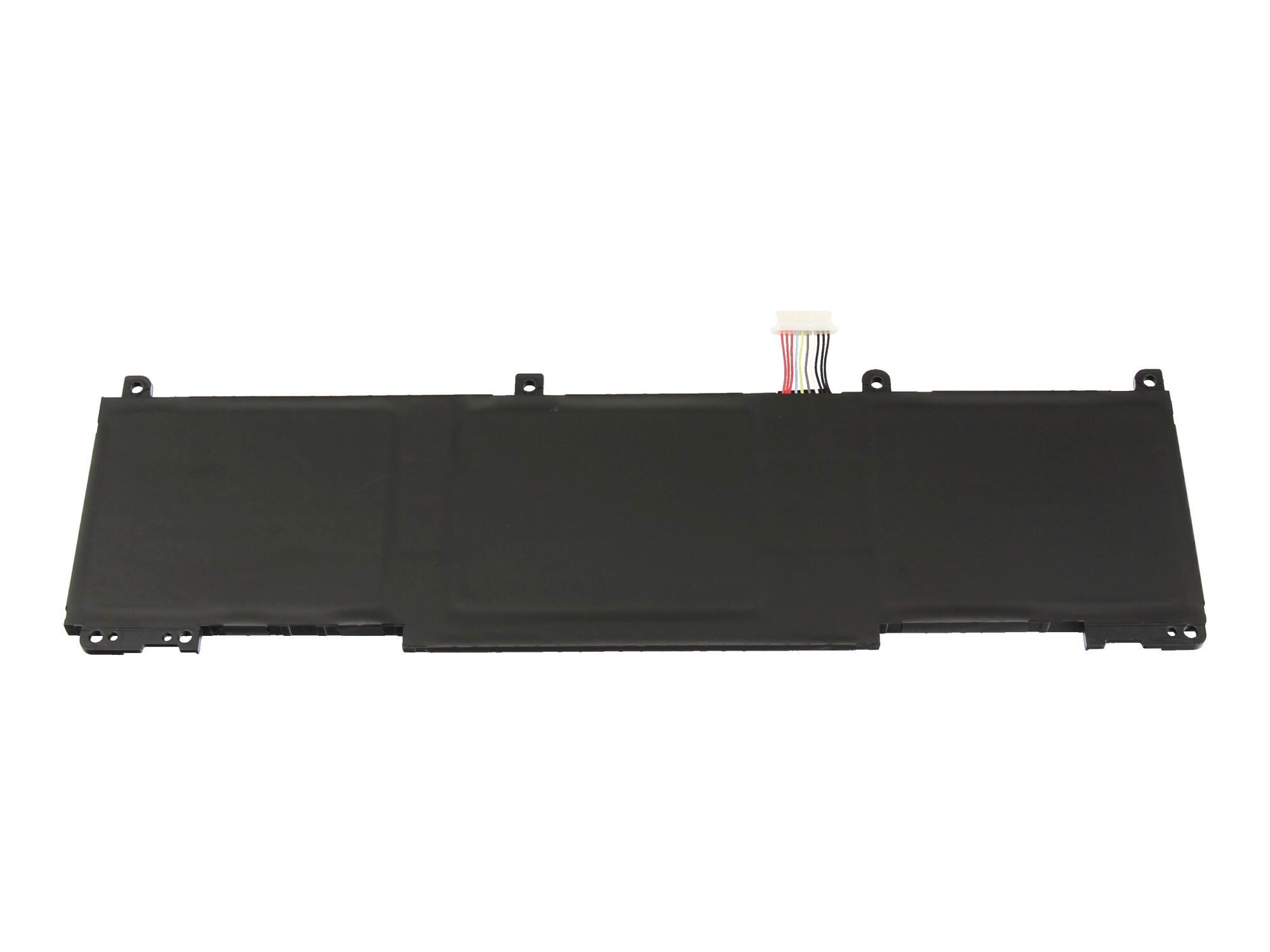 Eine flache, schwarze Laptop-Batterie mit einem bunten Kabelstecker auf weißem Hintergrund.