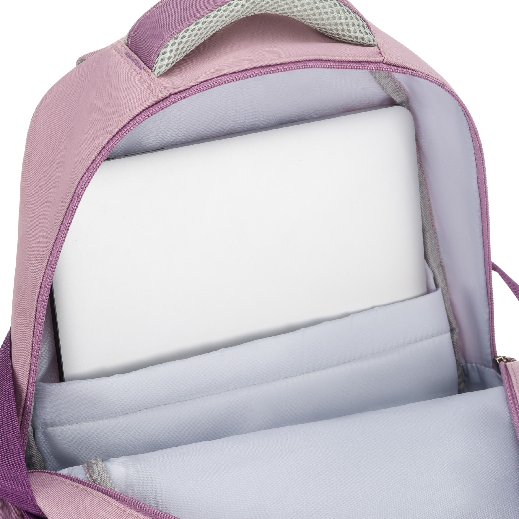 Srebrny laptop znajduje się w głównej komorze otwartego różowo-fioletowego plecaka.