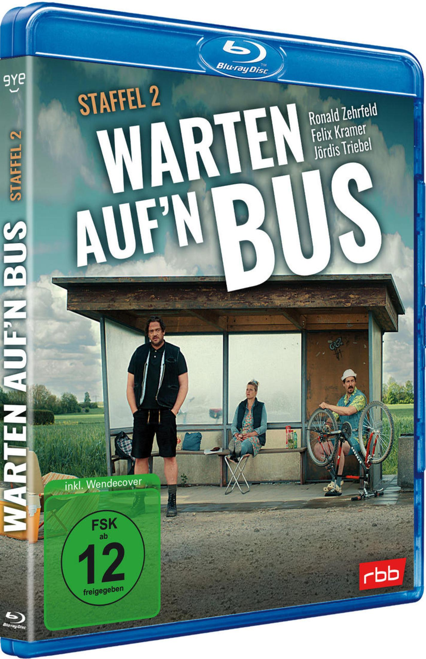 Blu-ray-Cover für Warten auf'n Bus Staffel 2 mit drei Personen an einer Bushaltestelle.