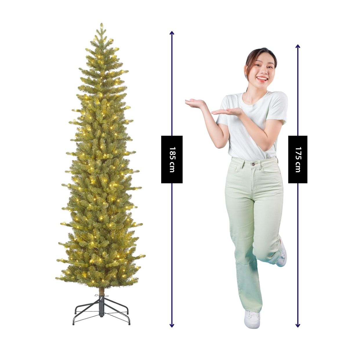 Une femme à côté d'un arbre de Noël artificiel élancé de 185 cm avec des lumières chaudes.