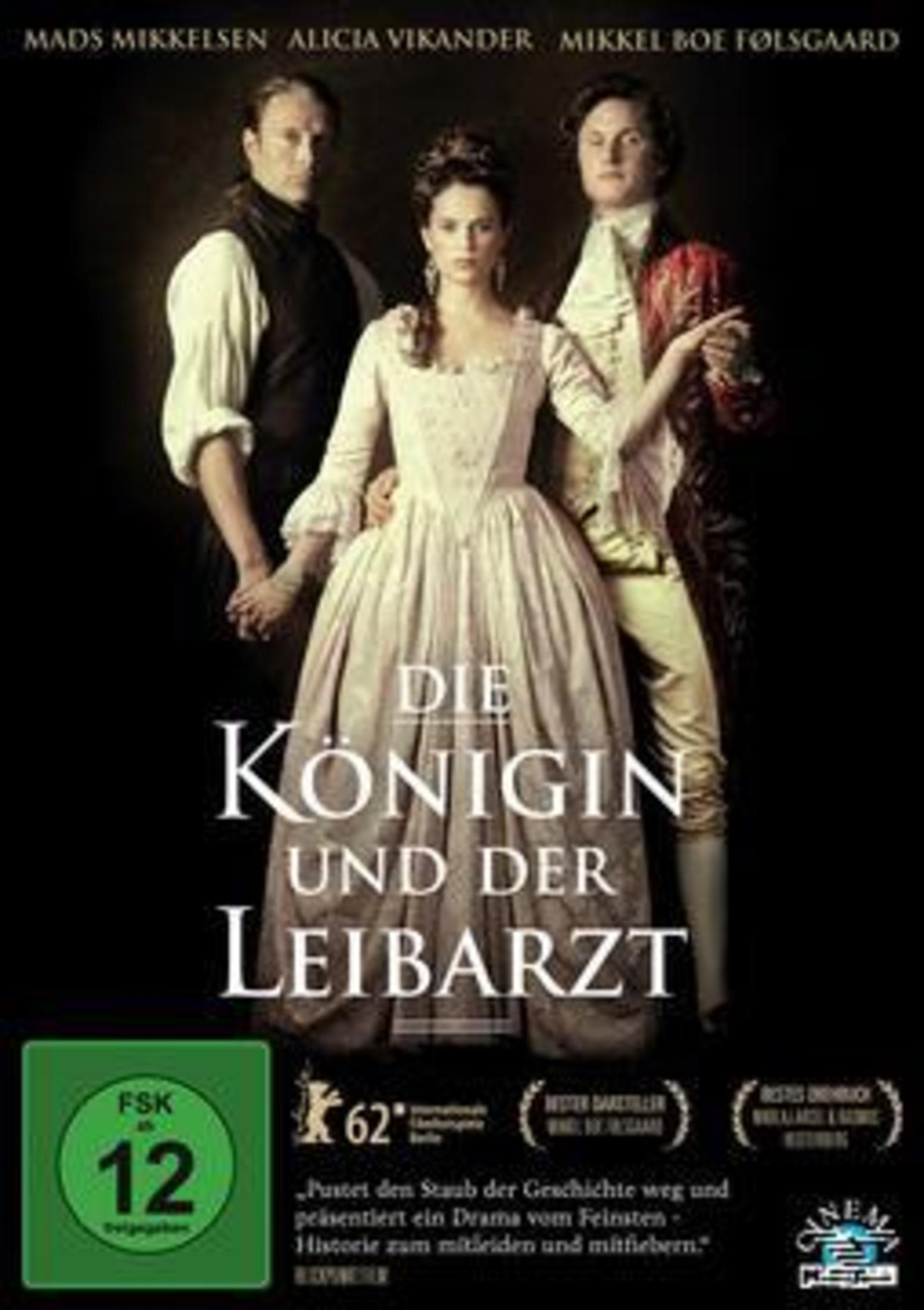 Filmposter von Die Königin und der Leibarzt mit drei historischen Figuren in dunkler Kulisse.