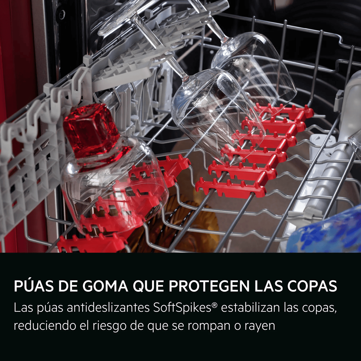 Las copas en el lavavajillas están protegidas por púas de goma rojas.