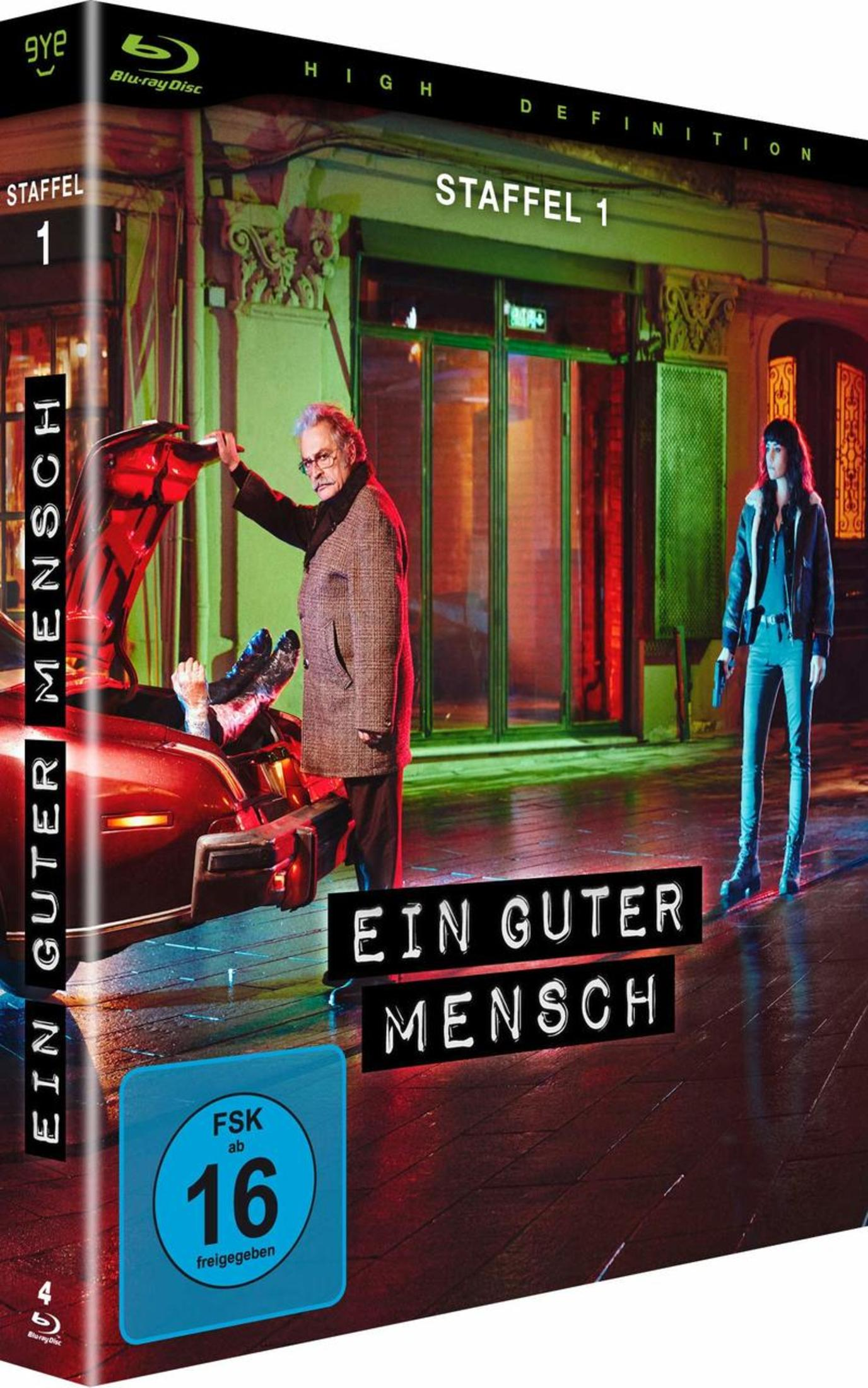 Ein Blu-ray-Cover für Ein Guter Mensch zeigt einen älteren Mann, der den Kofferraum eines roten Autos schließt, mit Beinen darin.