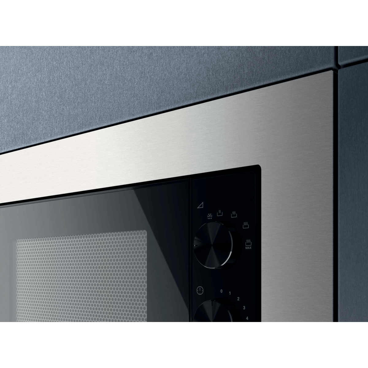 Primer plano de un horno microondas de acero inoxidable con vidrio negro, perillas y botones táctiles en un mueble oscuro.