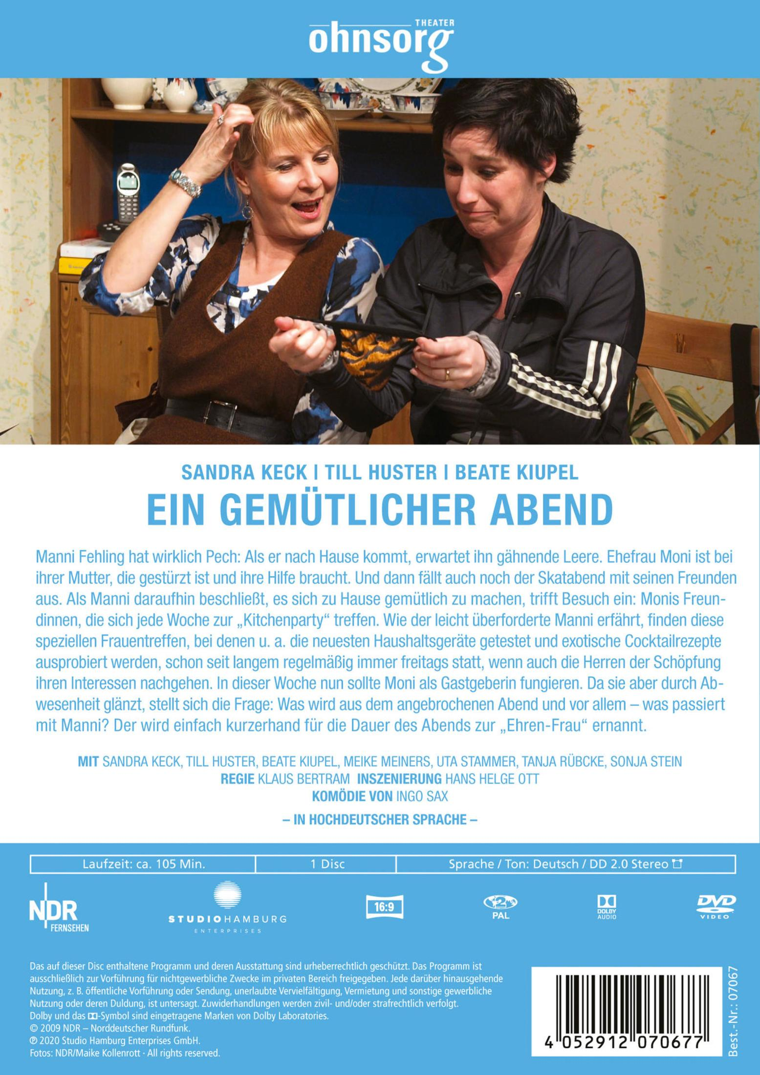 DVD-Cover zeigt zwei Frauen, die schmunzelnd ein gemustertes Kleidungsstück in einem Zimmer betrachten.