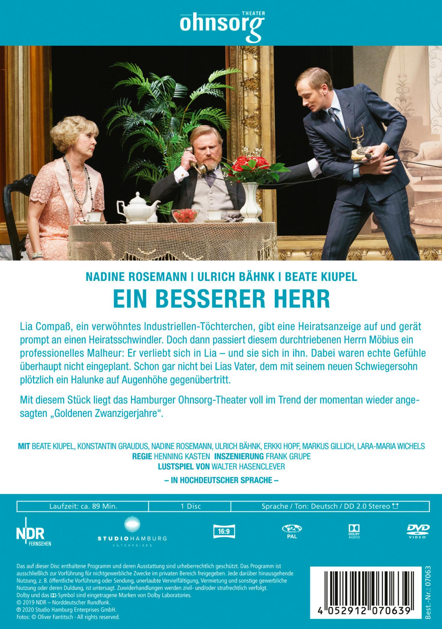 Drei Schauspieler auf einer Bühne in historischen Kostümen; Text und Logos im unteren Bereich.