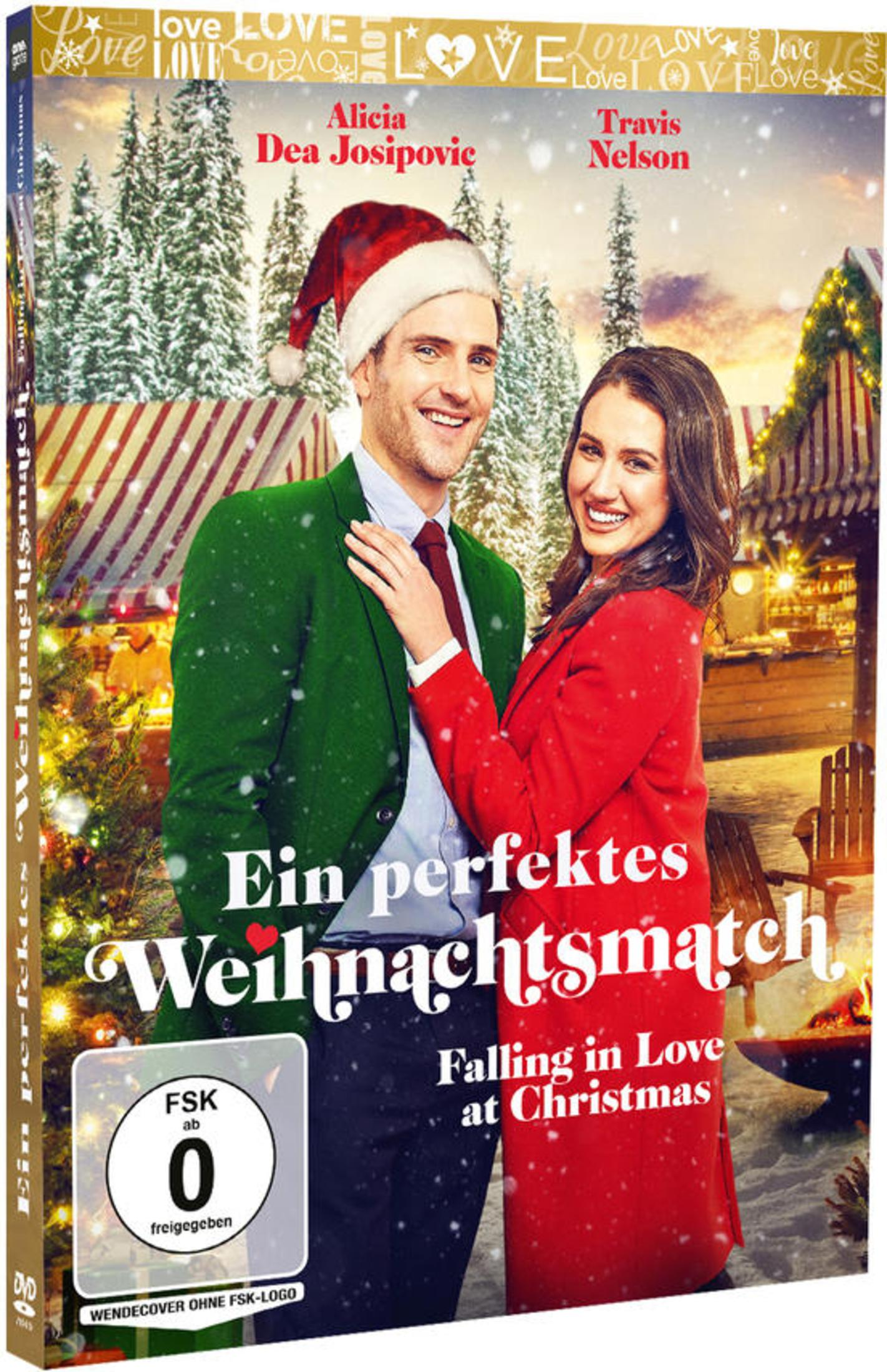 Ein lächelndes Paar steht vor einer winterlichen Weihnachtsmarkt-Kulisse, es schneit leicht.
