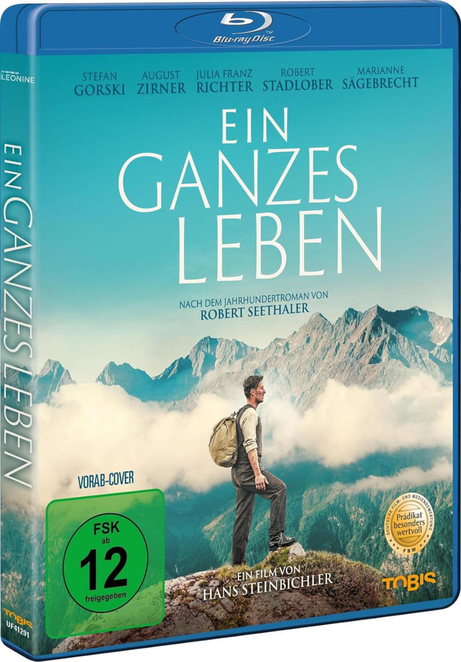 Blu-ray-Hülle des Films Ein ganzes Leben mit einem Wanderer vor einer Bergkulisse.