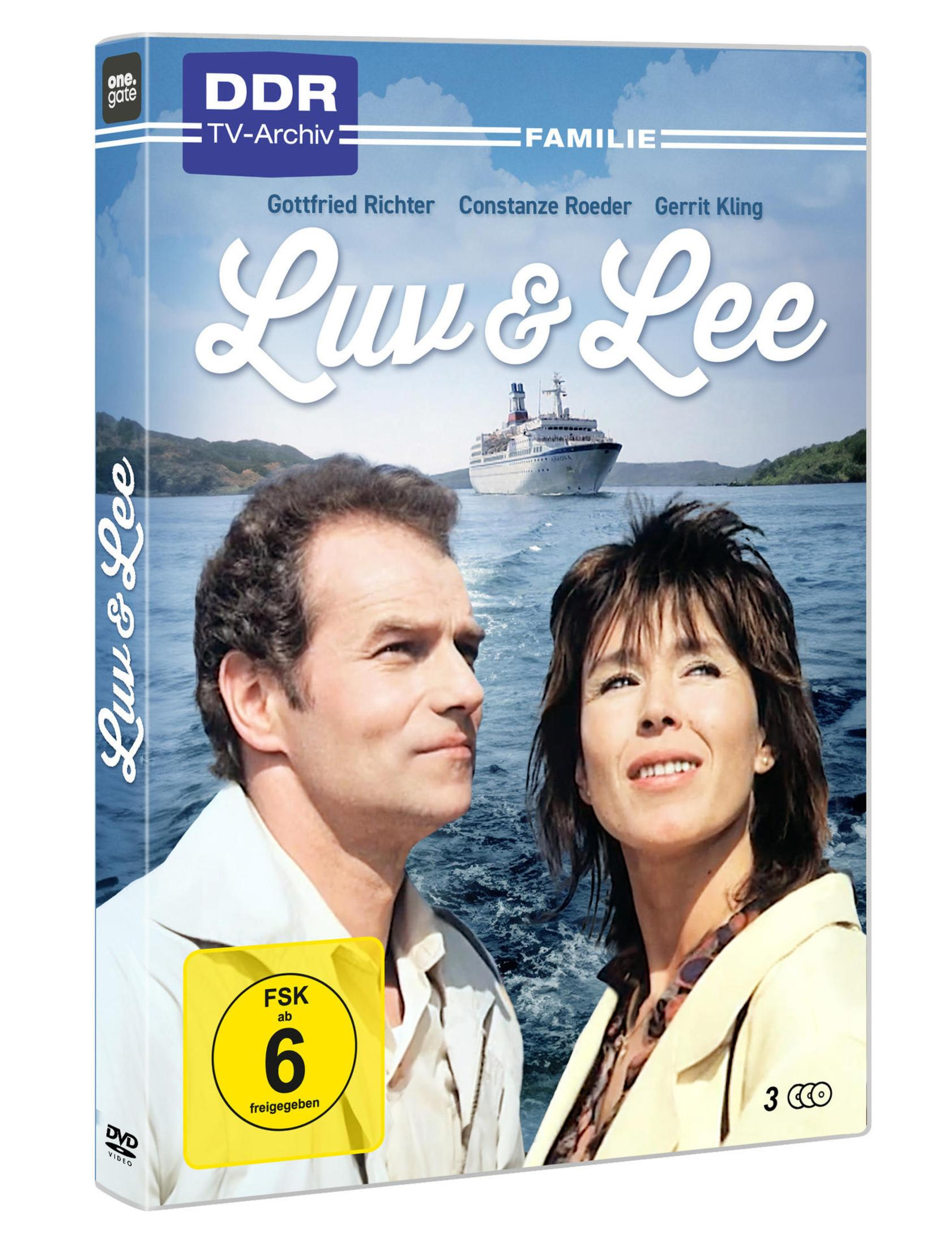 DVD-Hülle mit einem Mann und einer Frau im Vordergrund und einem Kreuzfahrtschiff auf dem Wasser im Hintergrund.
