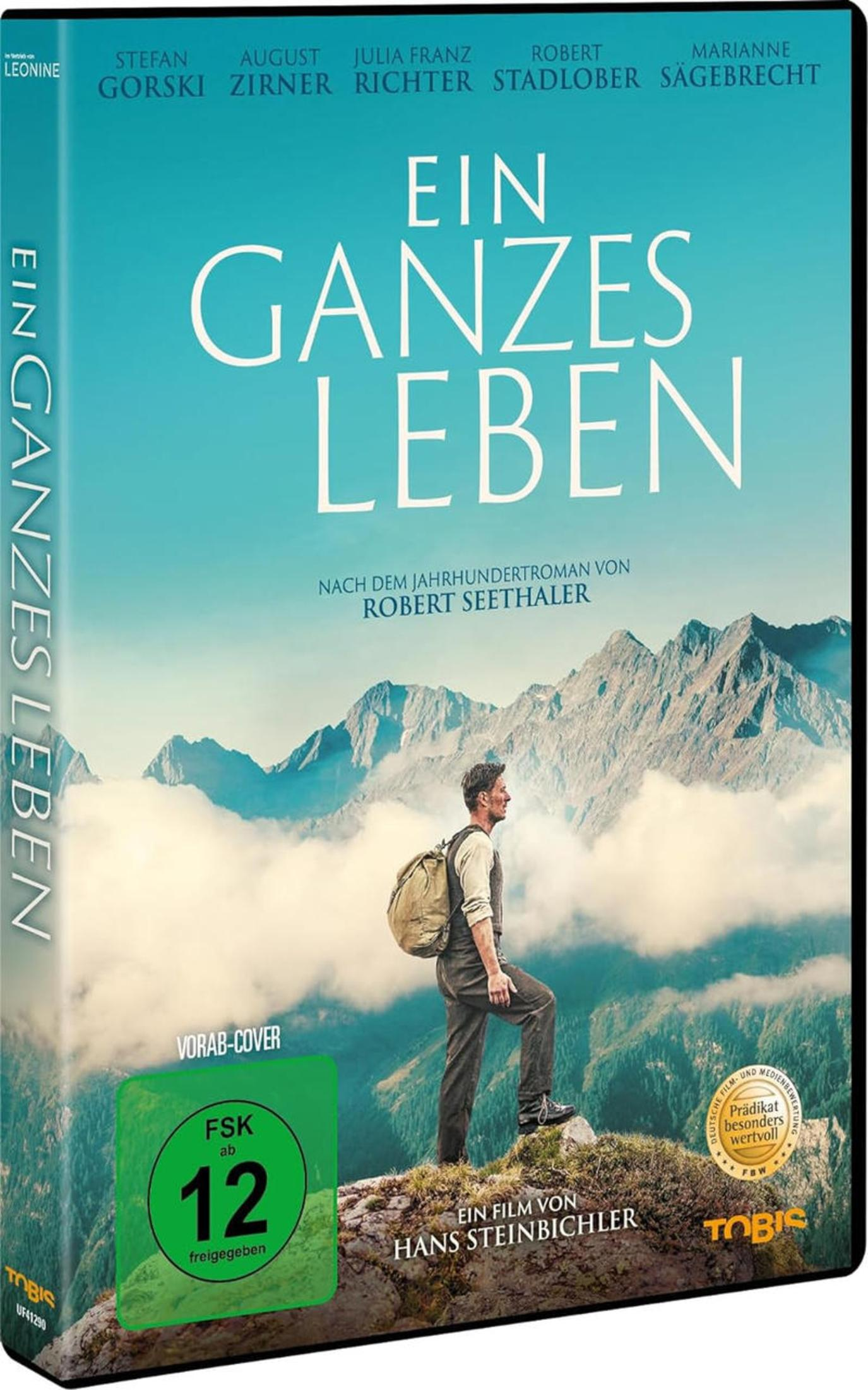 DVD-Cover von Ein ganzes Leben, zeigt einen Wanderer vor einer Berglandschaft mit Wolken.